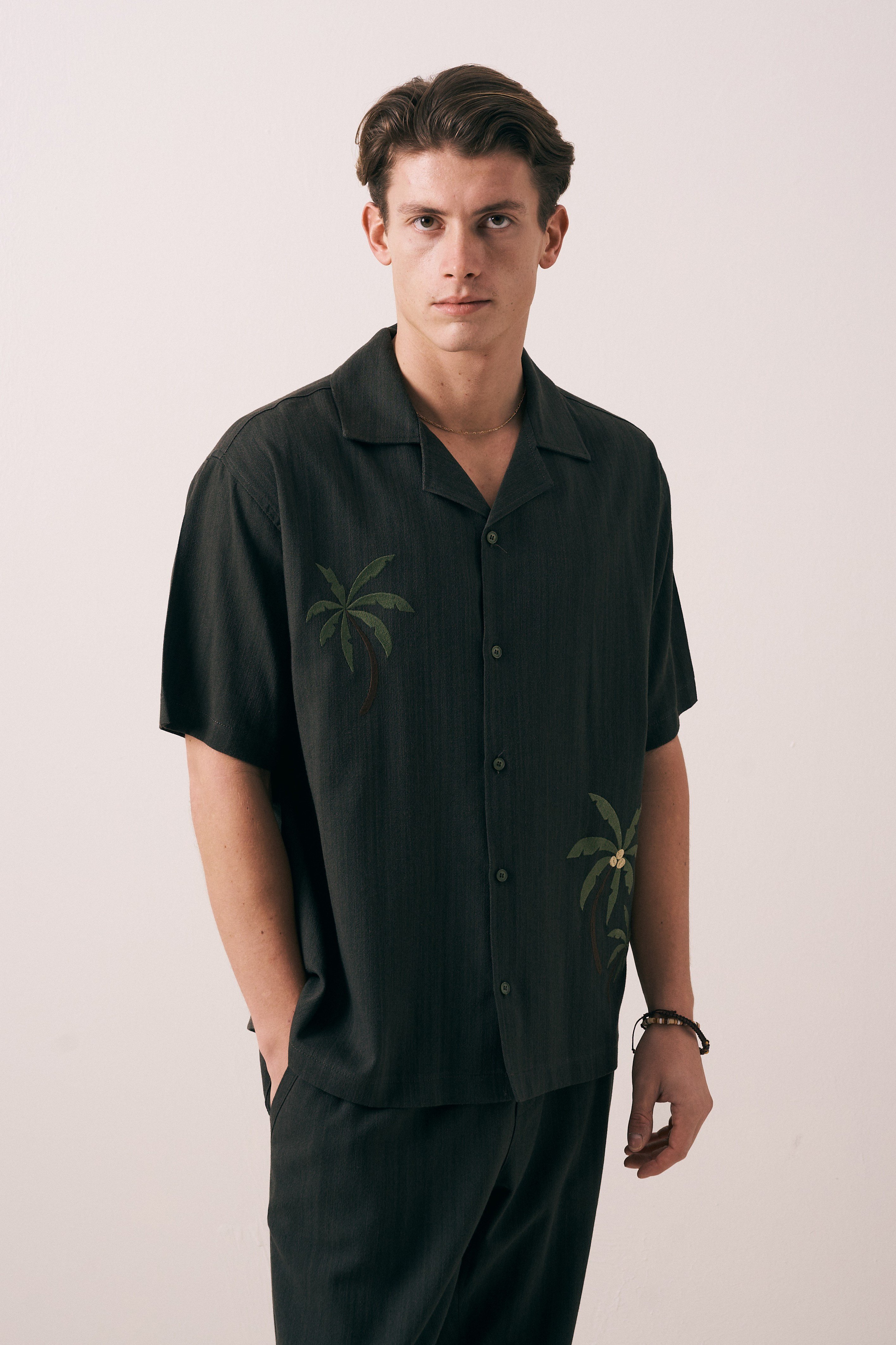 OVERSIZE FIT NAKIŞ DETAYLI GÖMLEK