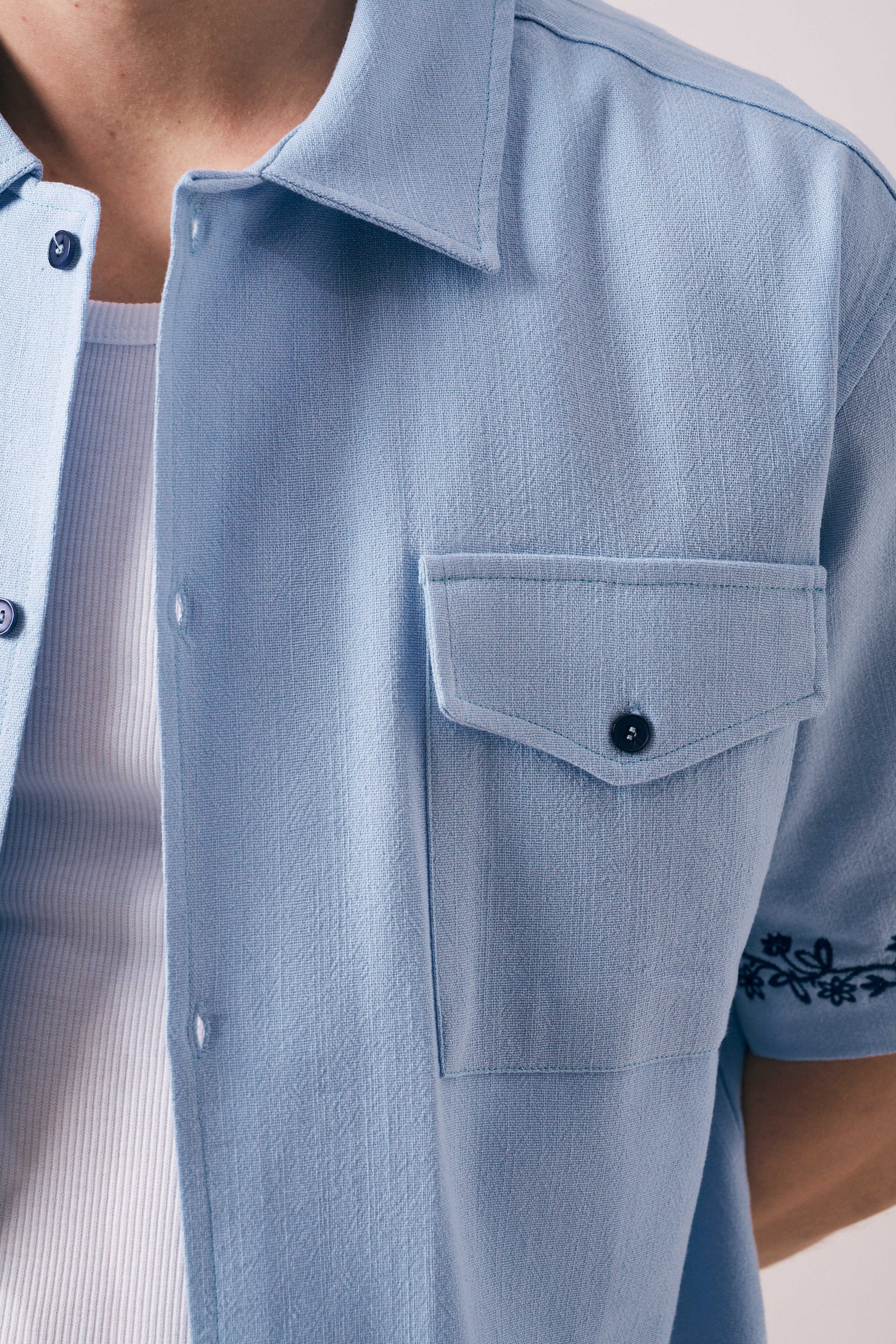 OVERSIZE FIT NAKIŞLI CEP DETAYLI GÖMLEK