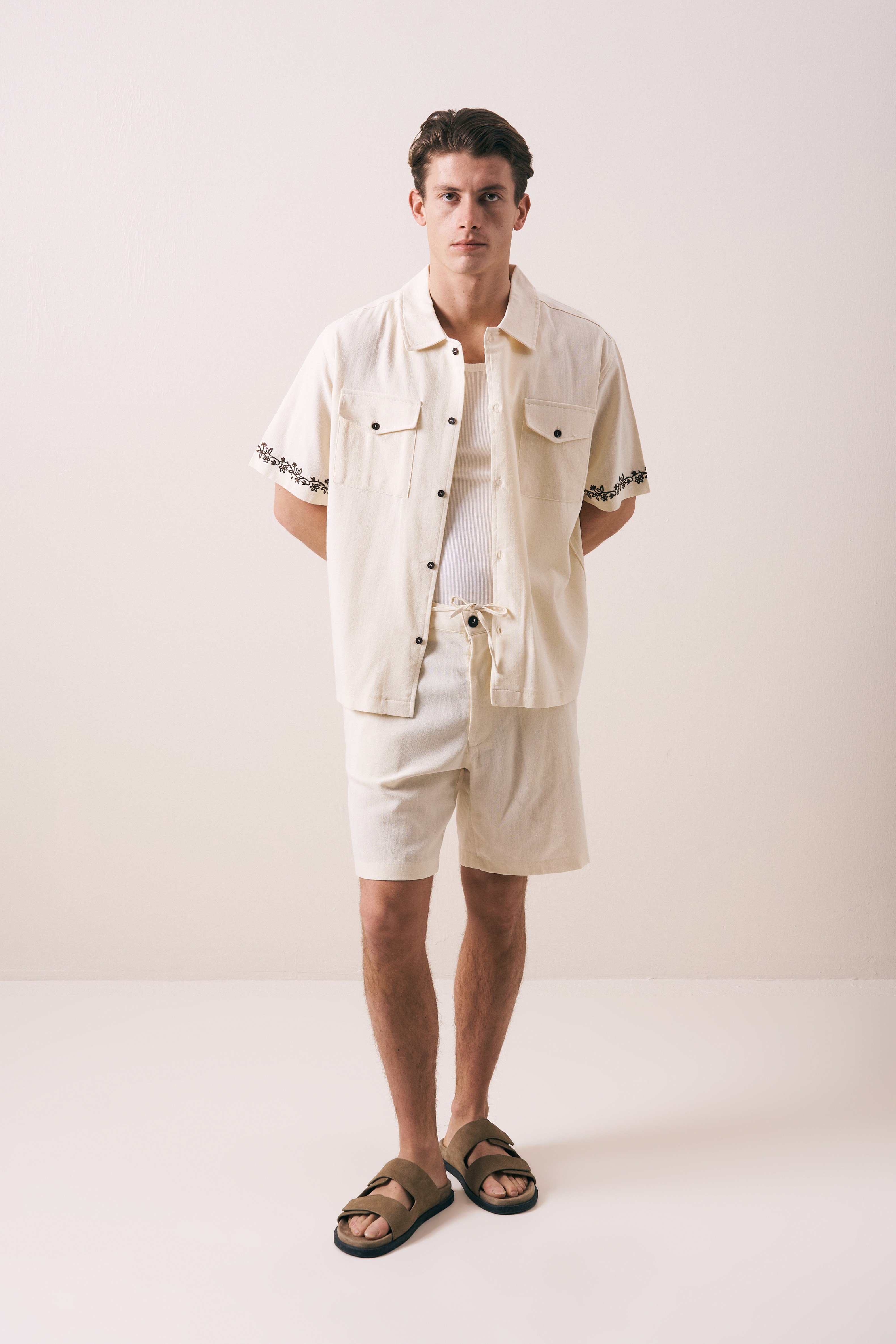 OVERSIZE FIT NAKIŞLI CEP DETAYLI GÖMLEK