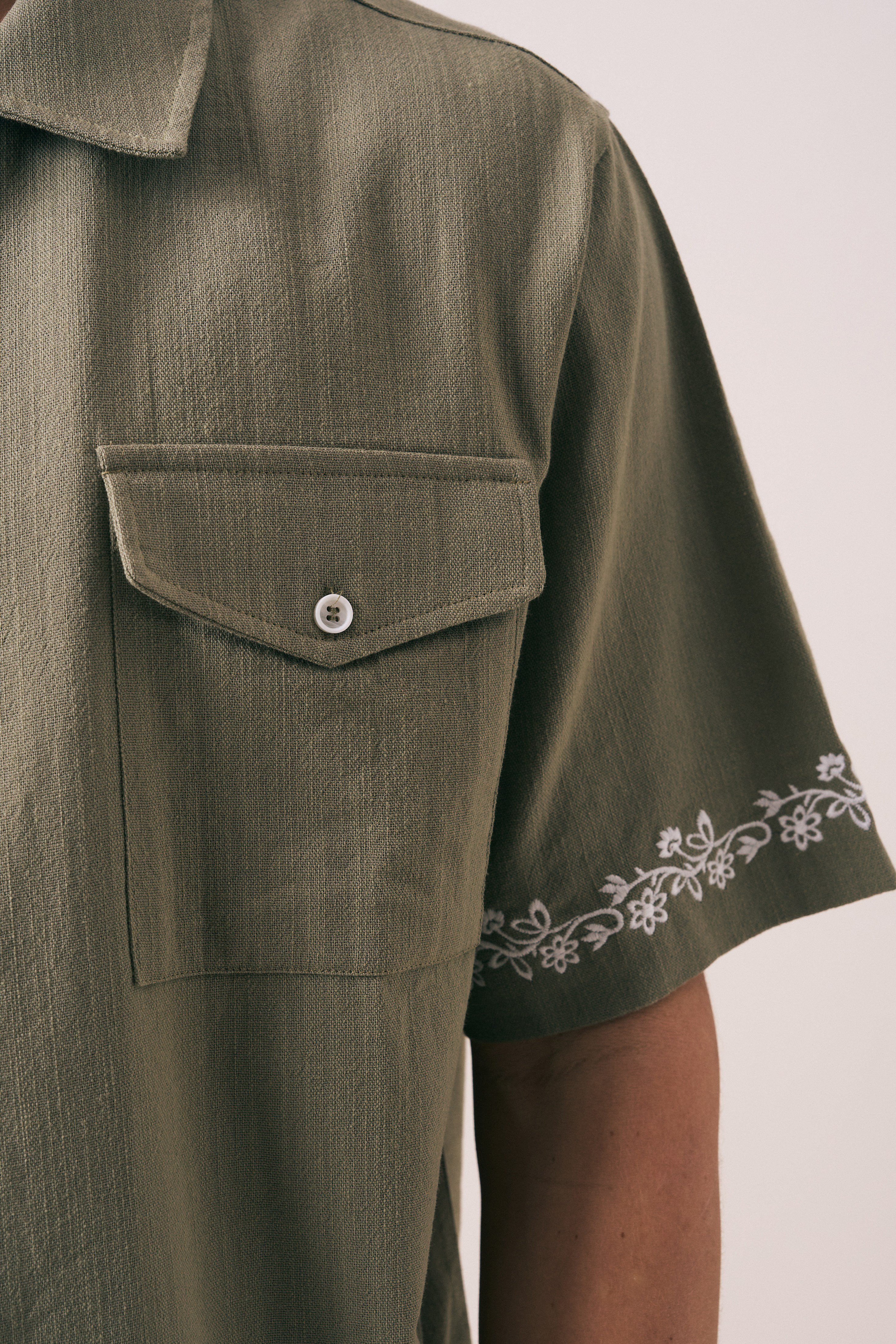 OVERSIZE FIT NAKIŞLI CEP DETAYLI GÖMLEK