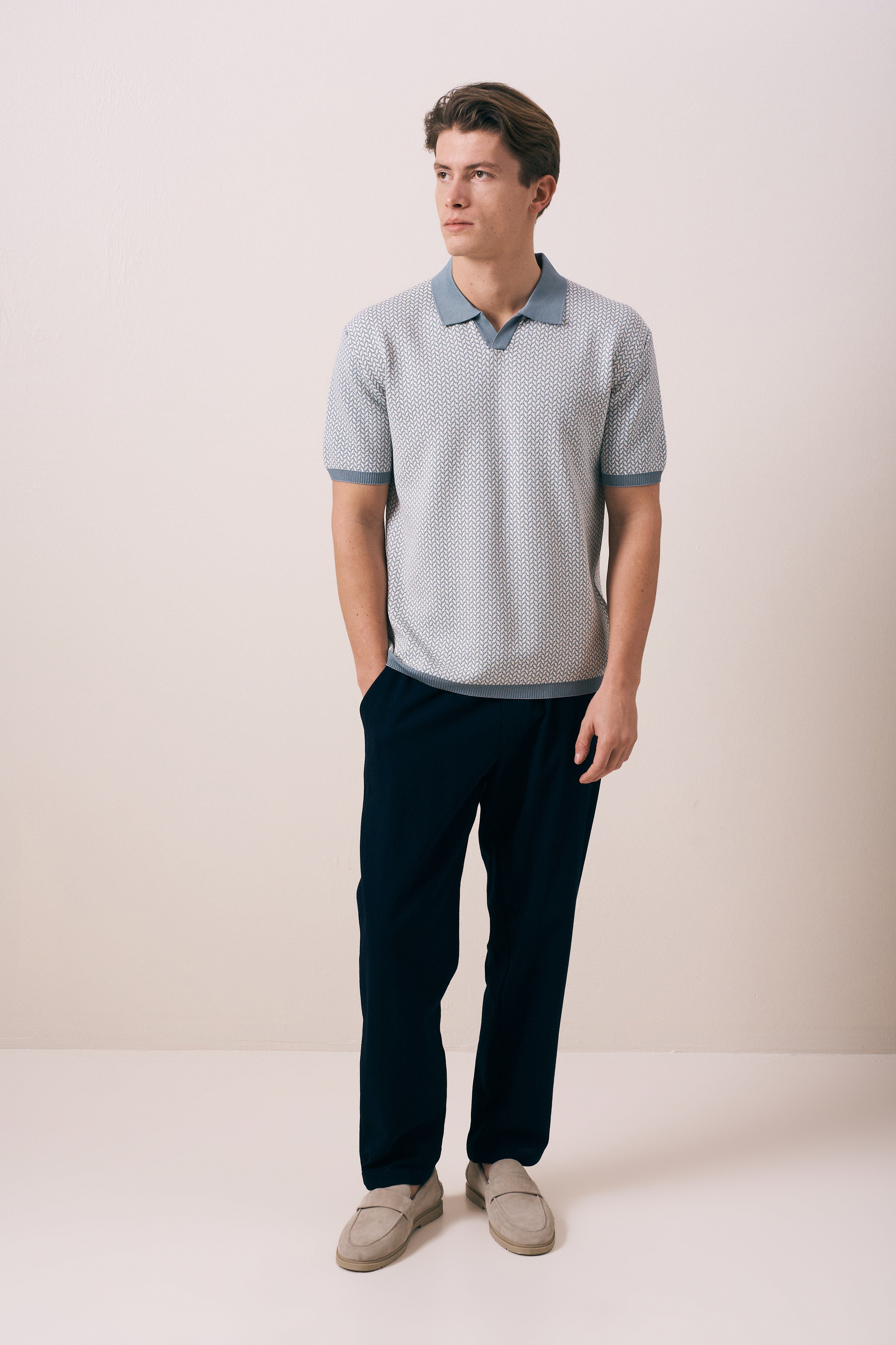 REGULAR FIT GEOMETRİK DESEN V PAT TRİKO T-SHIRT