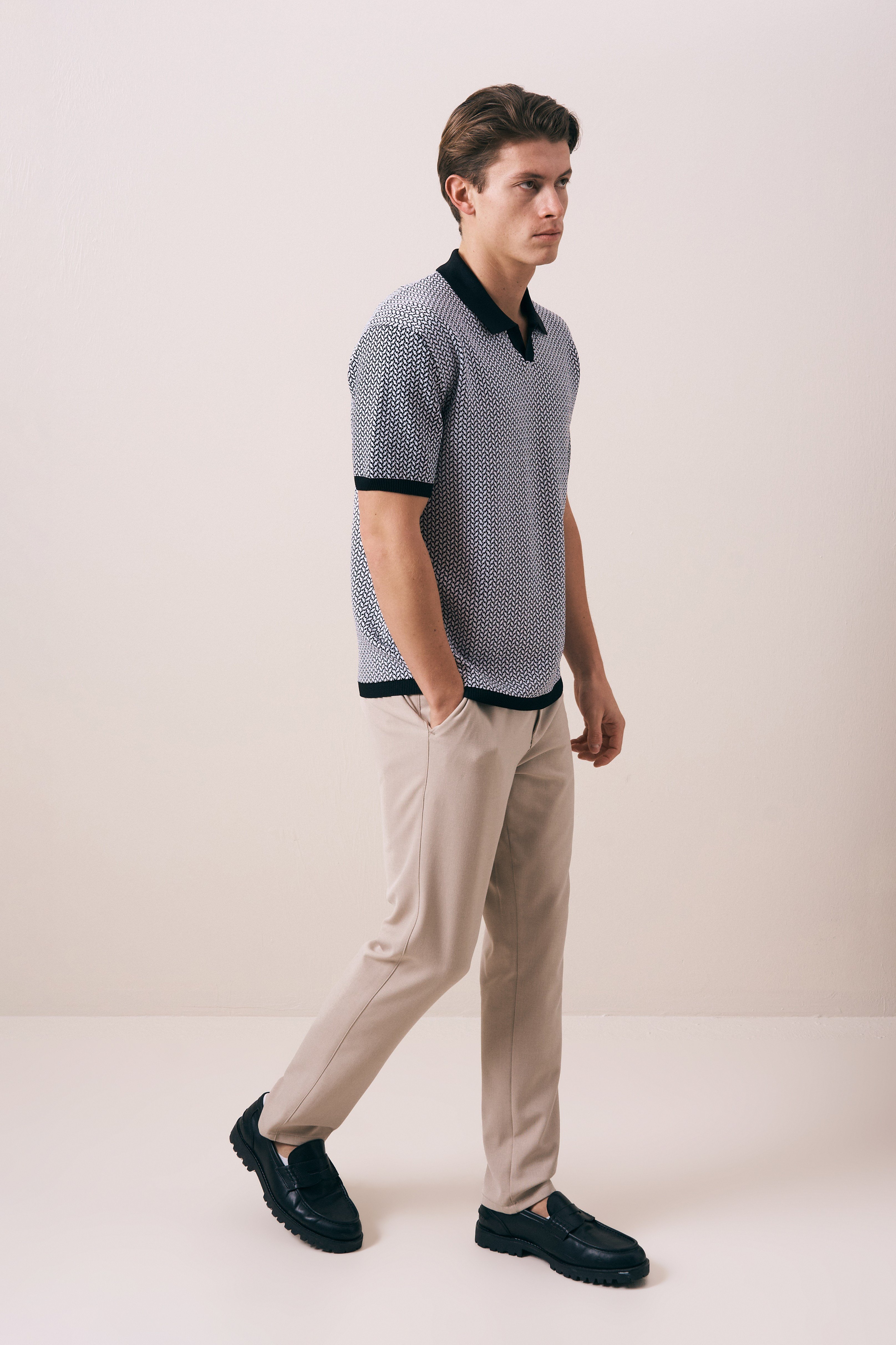 REGULAR FIT GEOMETRİK DESEN V PAT TRİKO T-SHIRT
