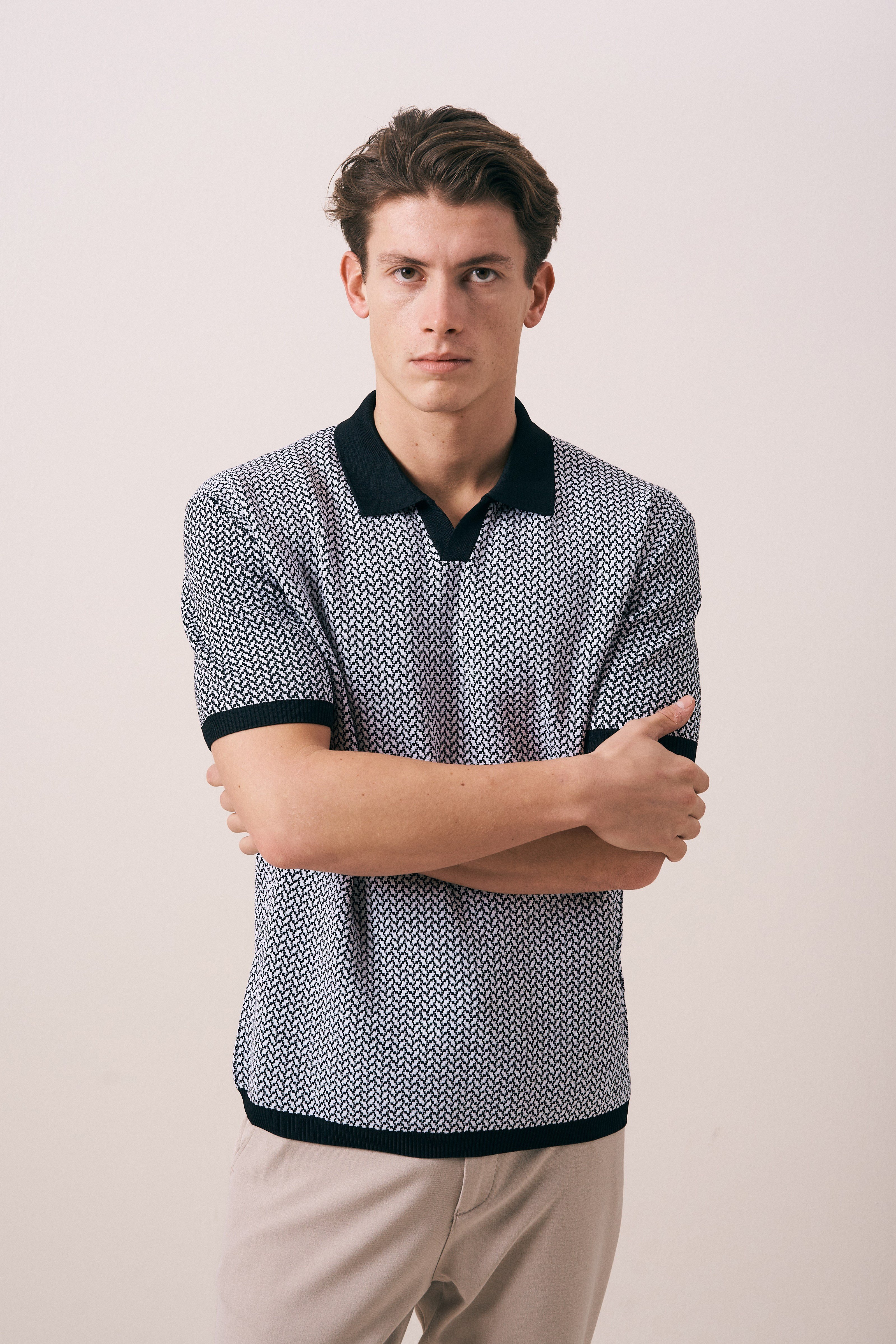 REGULAR FIT GEOMETRİK DESEN V PAT TRİKO T-SHIRT