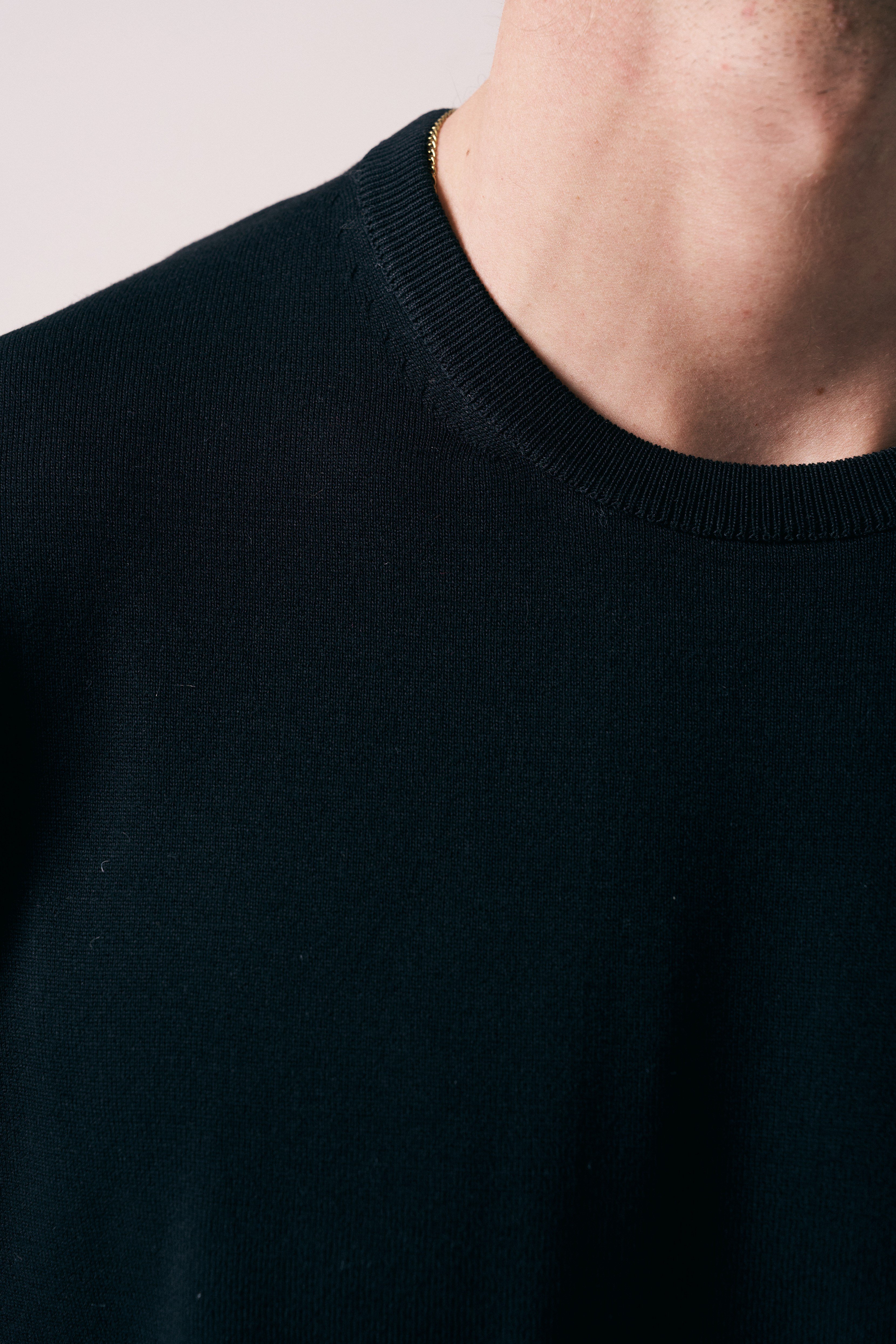 REGULAR FIT KOL ÖRGÜ DETAYLI TRİKO T-SHIRT