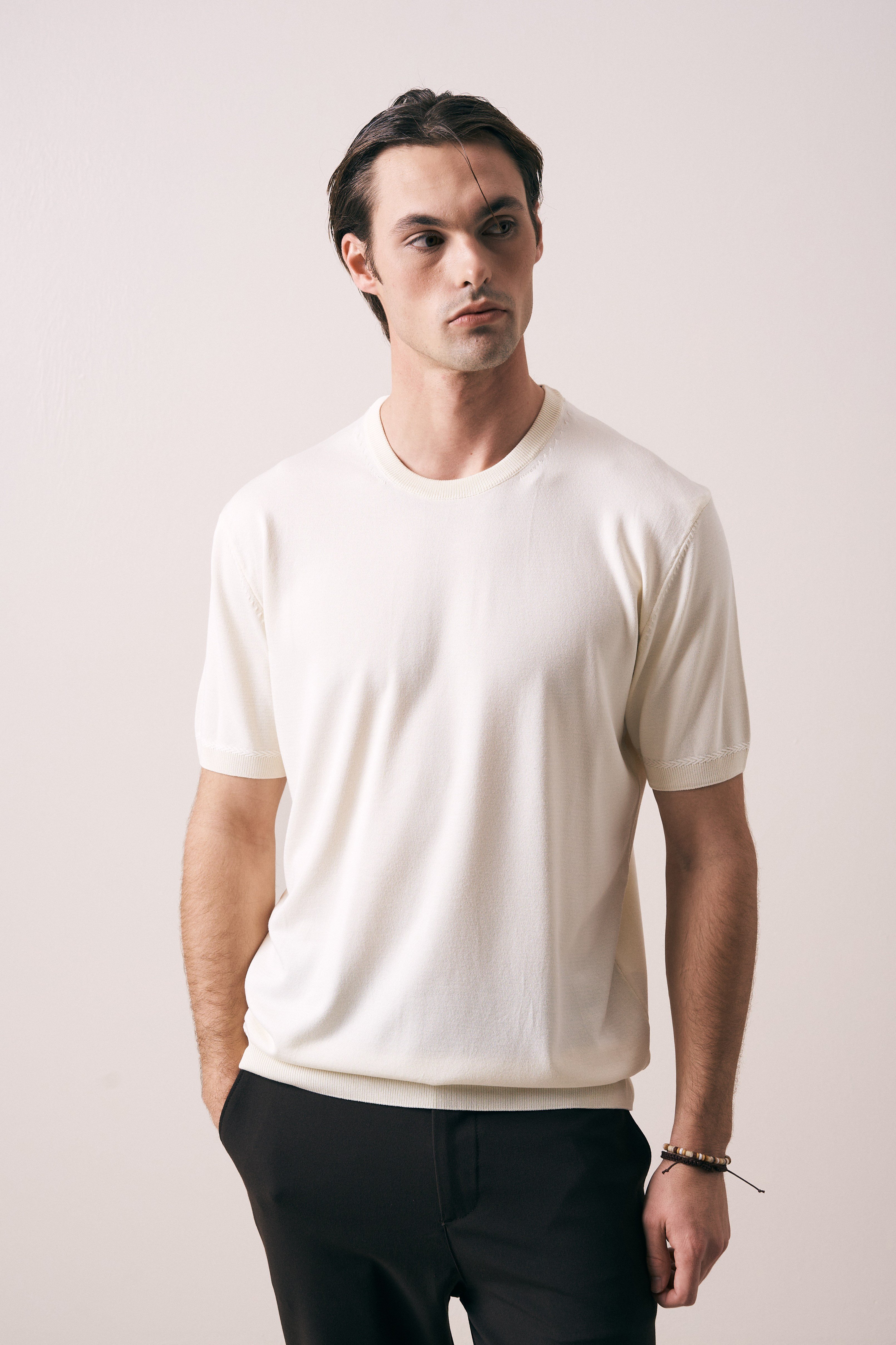 REGULAR FIT KOL ÖRGÜ DETAYLI TRİKO T-SHIRT