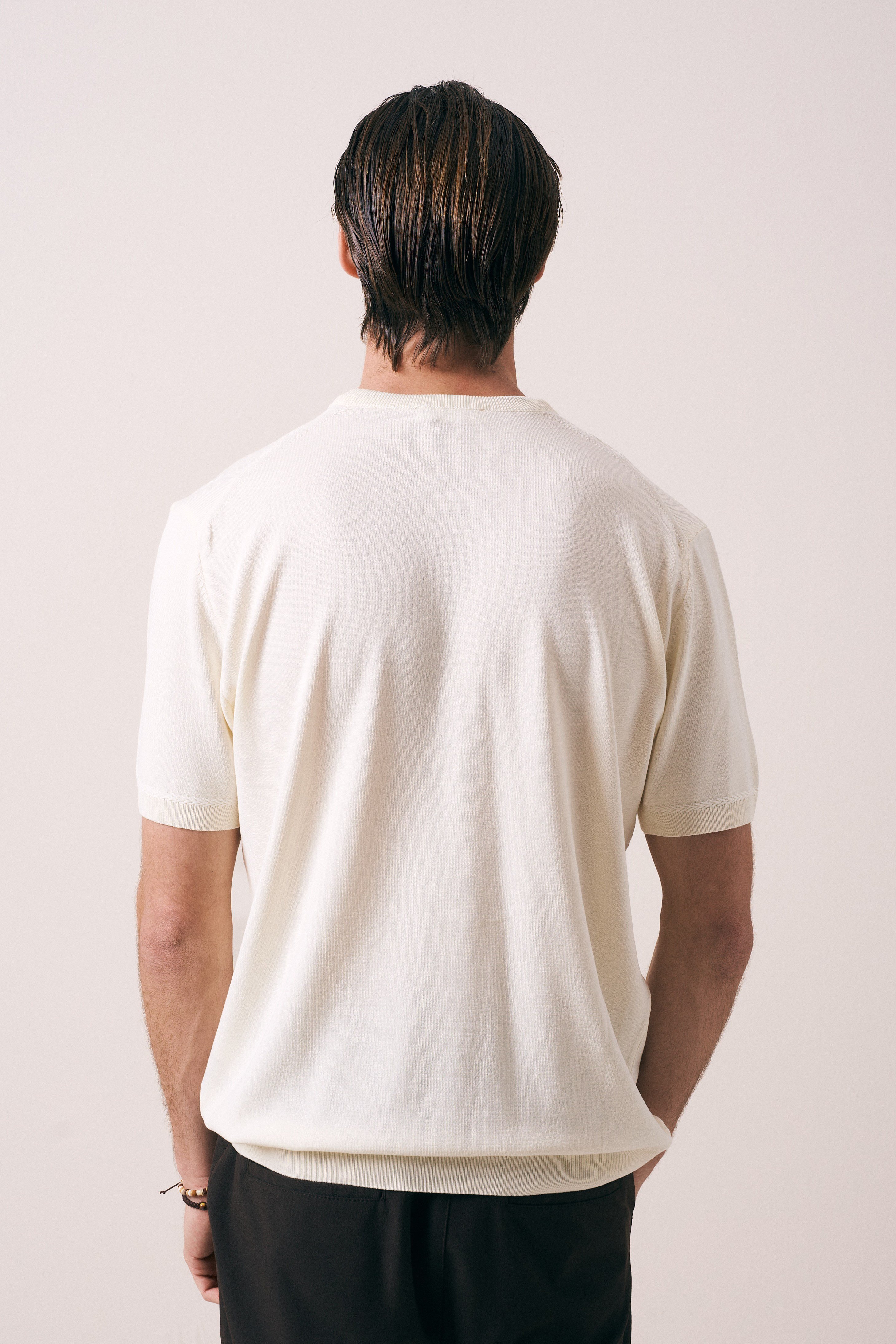 REGULAR FIT KOL ÖRGÜ DETAYLI TRİKO T-SHIRT