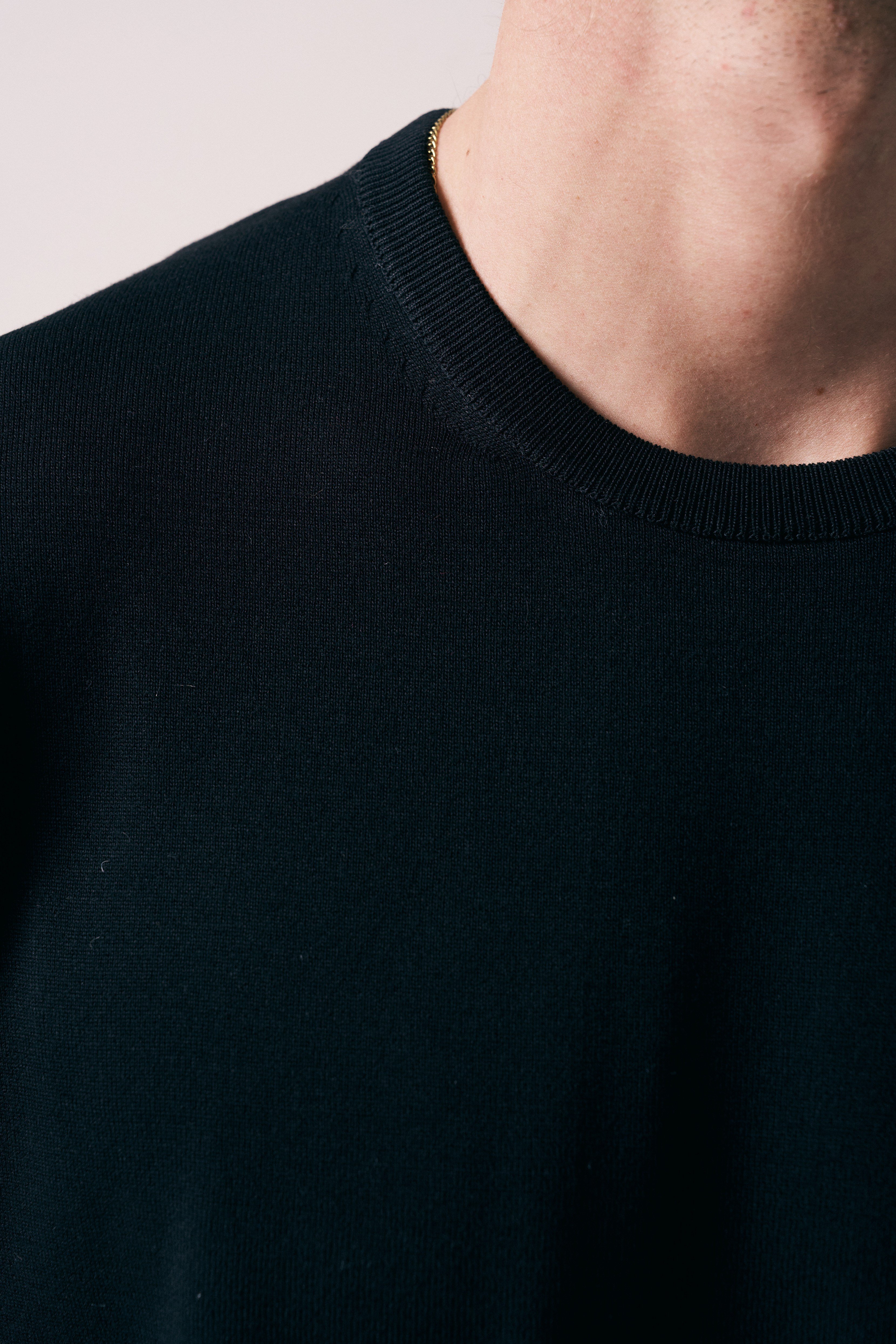 REGULAR FIT KOL ÖRGÜ DETAYLI TRİKO T-SHIRT