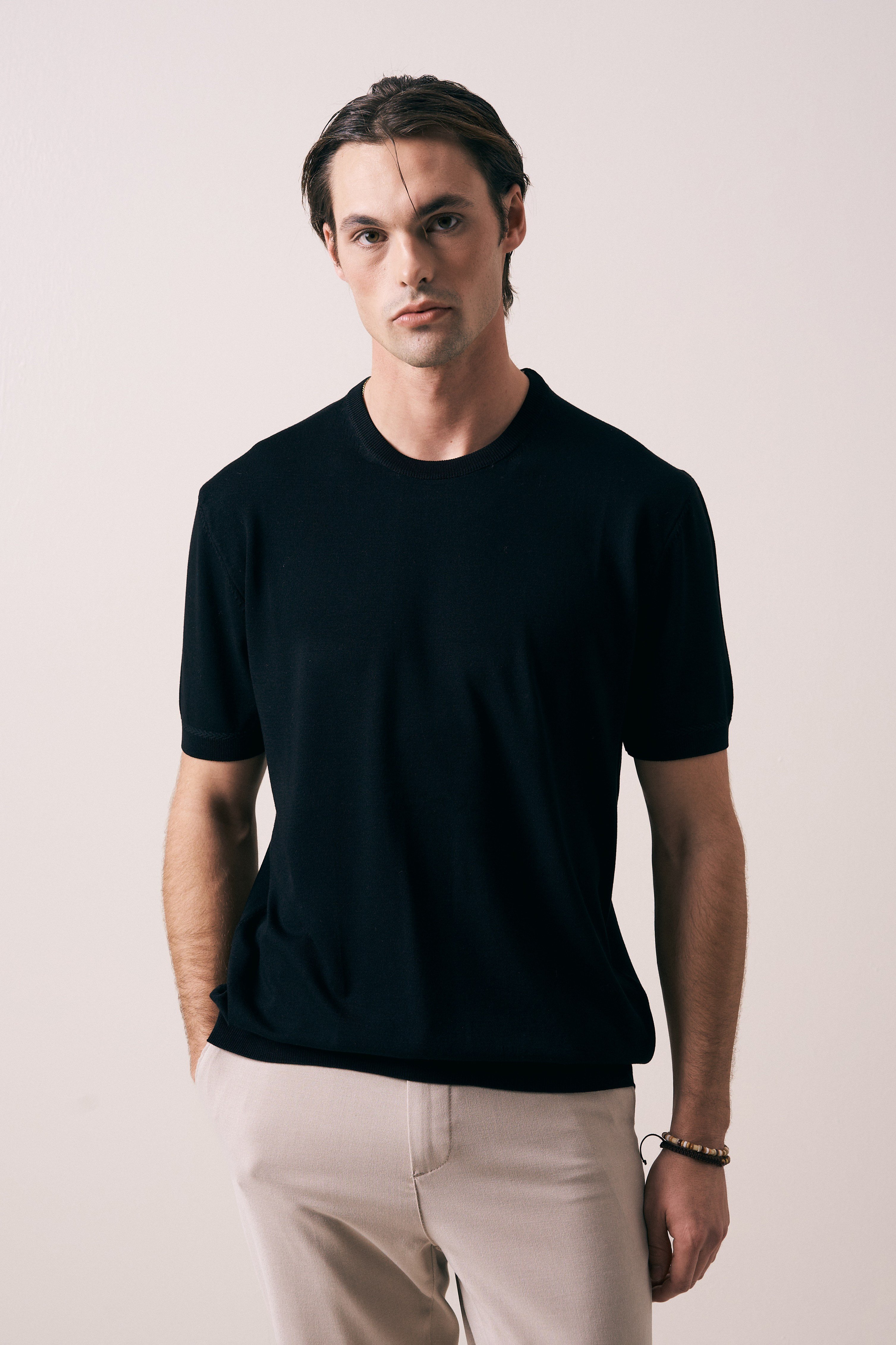REGULAR FIT KOL ÖRGÜ DETAYLI TRİKO T-SHIRT