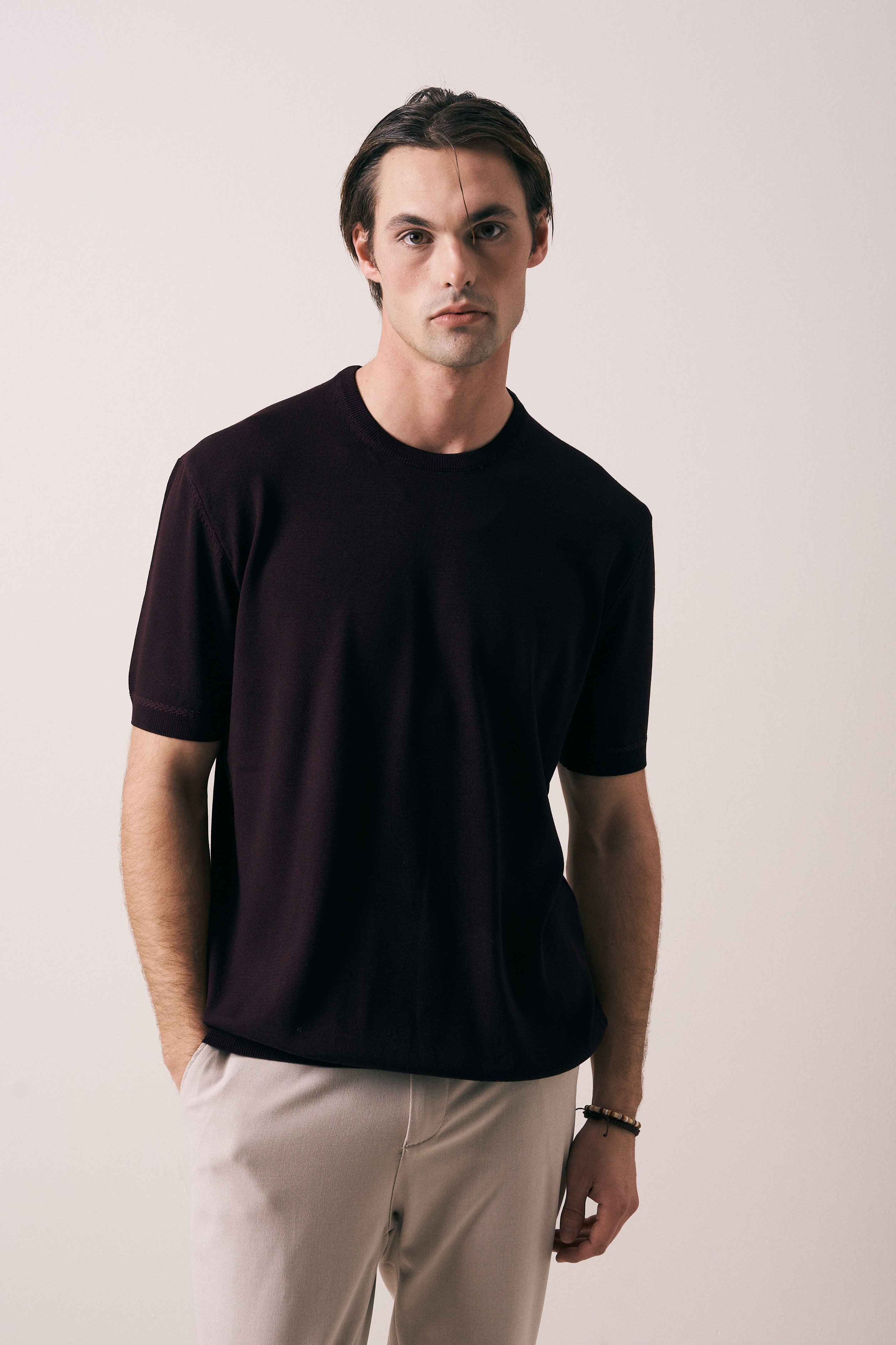 REGULAR FIT KOL ÖRGÜ DETAYLI TRİKO T-SHIRT