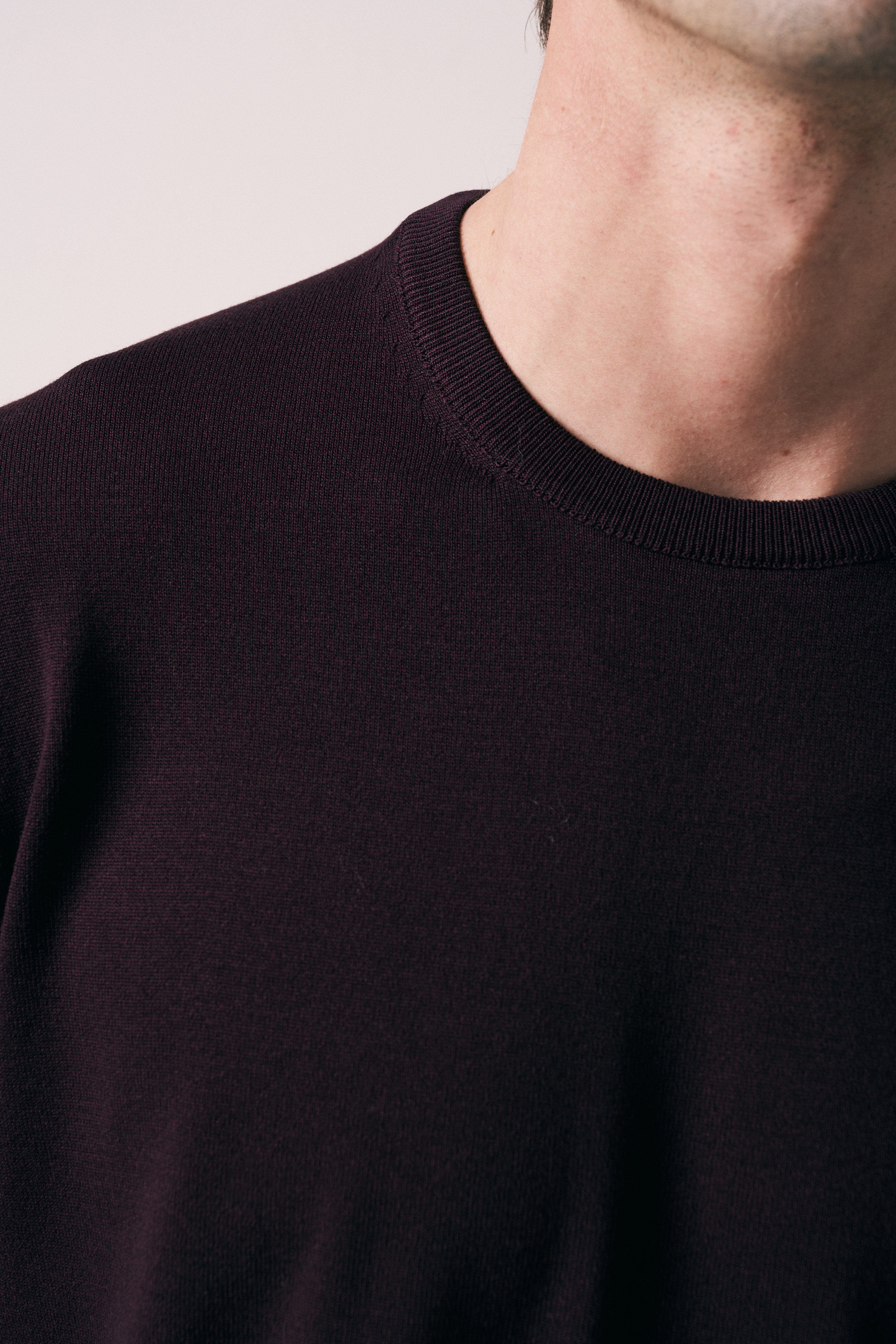 REGULAR FIT KOL ÖRGÜ DETAYLI TRİKO T-SHIRT