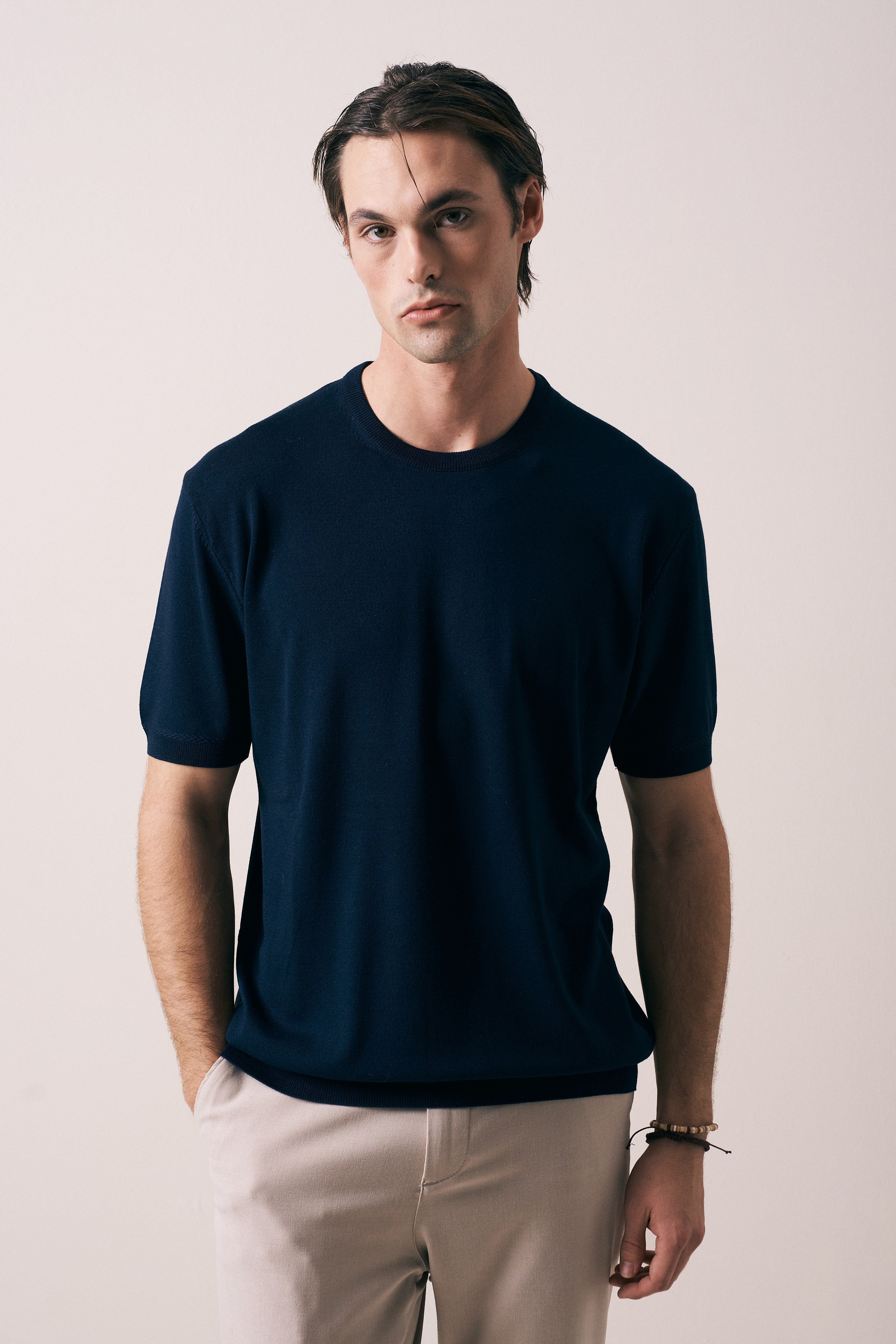 REGULAR FIT KOL ÖRGÜ DETAYLI TRİKO T-SHIRT