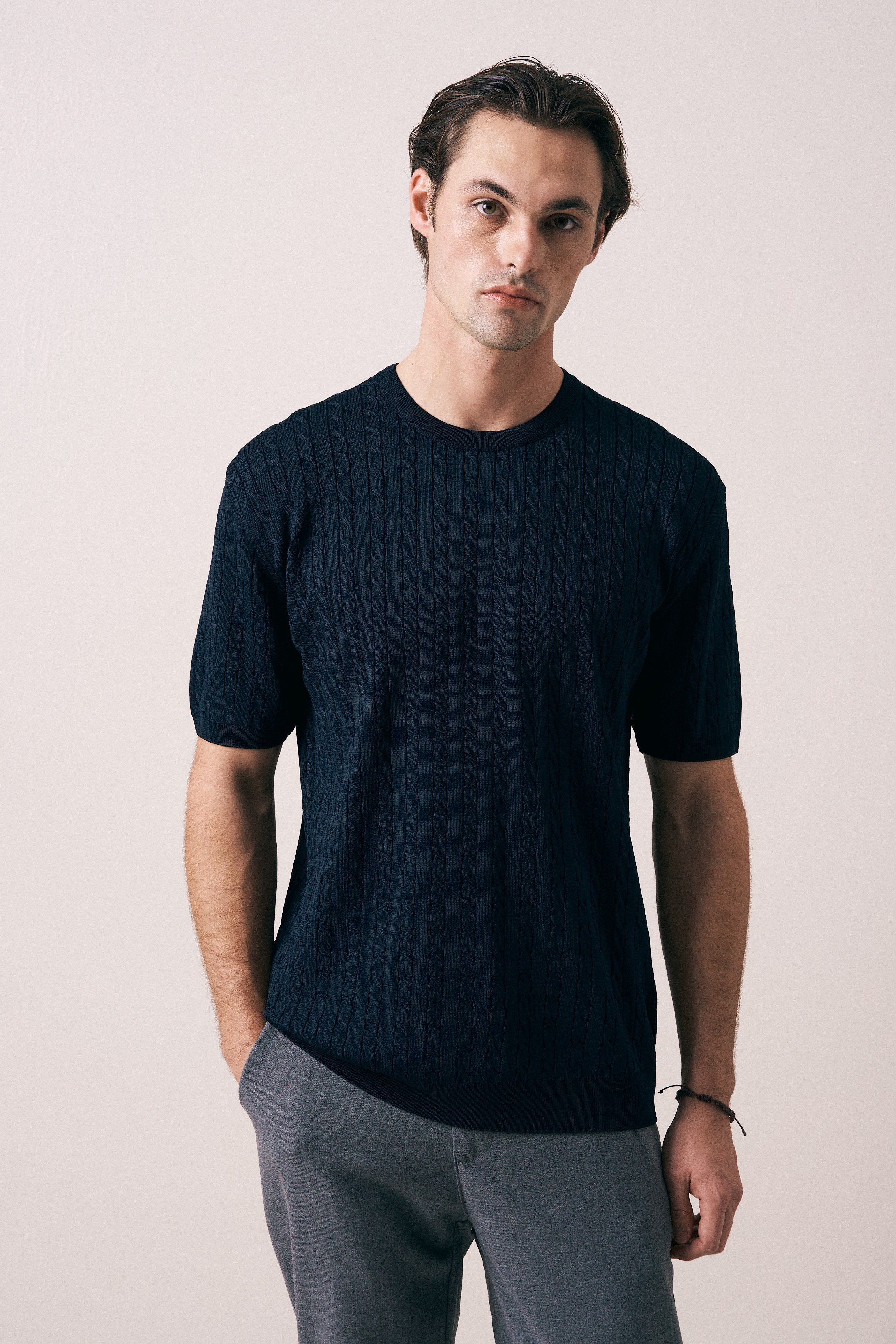 REGULAR FIT SAÇ ÖRGÜ DETAYLI TRİKO T-SHIRT