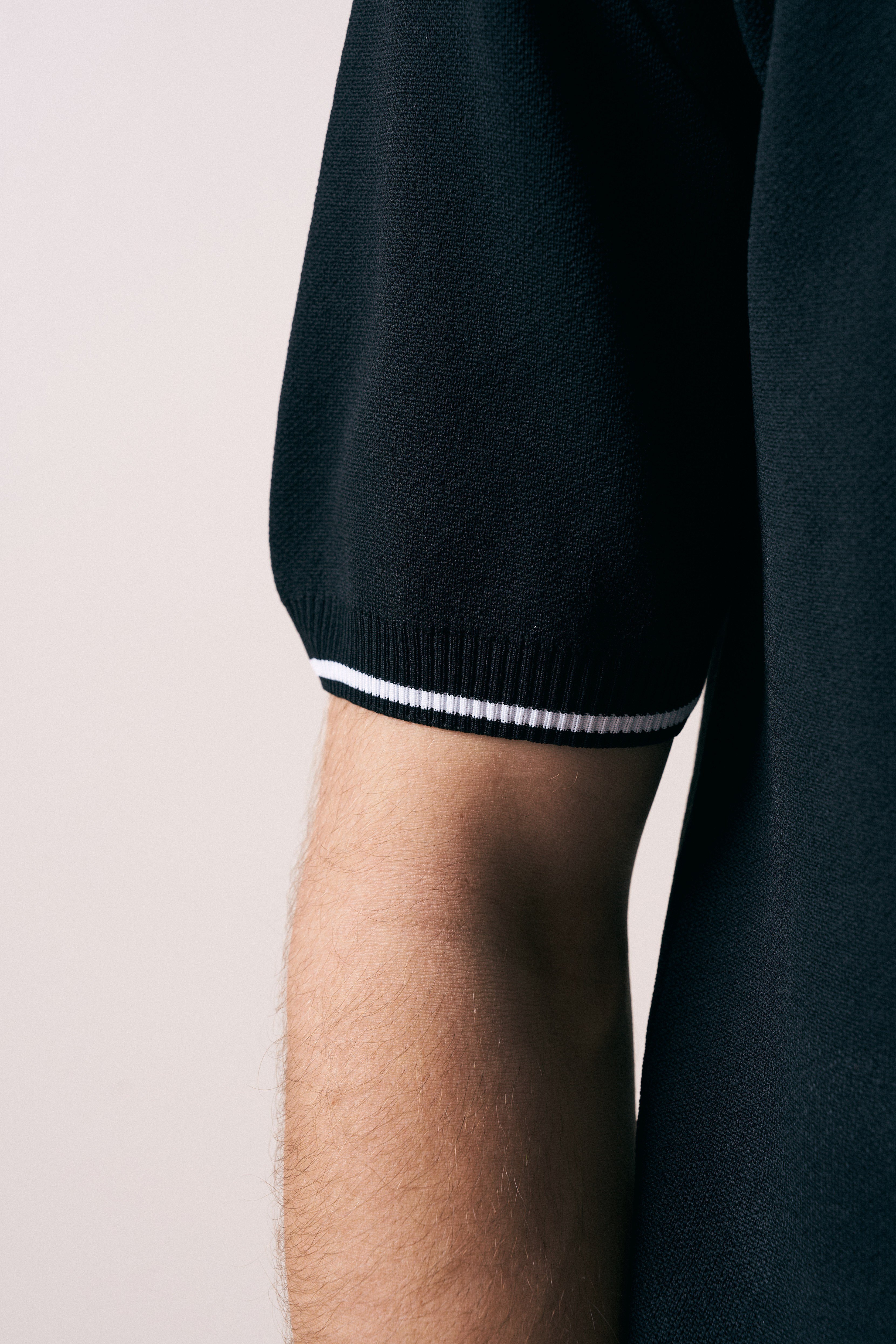 REGULAR FIT YAKA KOL DETAYLI DÜĞMELİ POLO TRİKO T-SHIRT