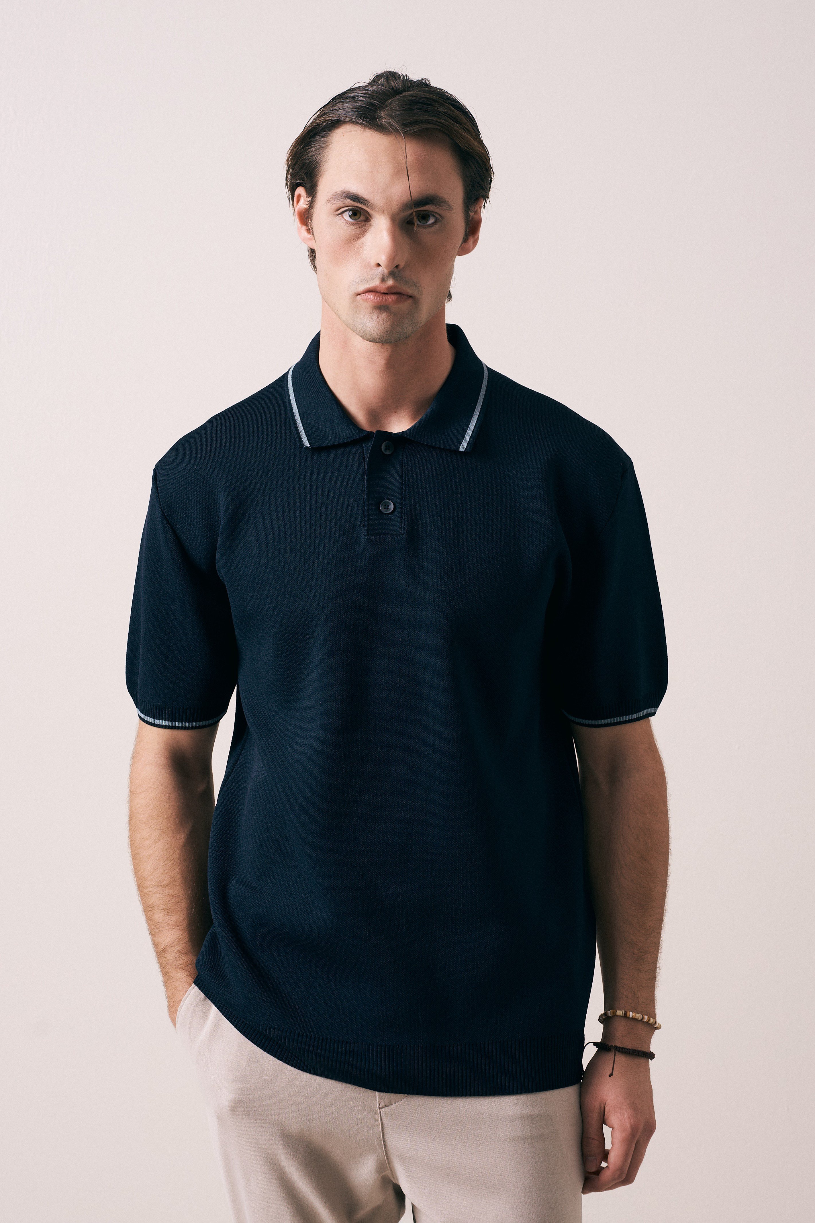 REGULAR FIT YAKA KOL DETAYLI DÜĞMELİ POLO TRİKO T-SHIRT