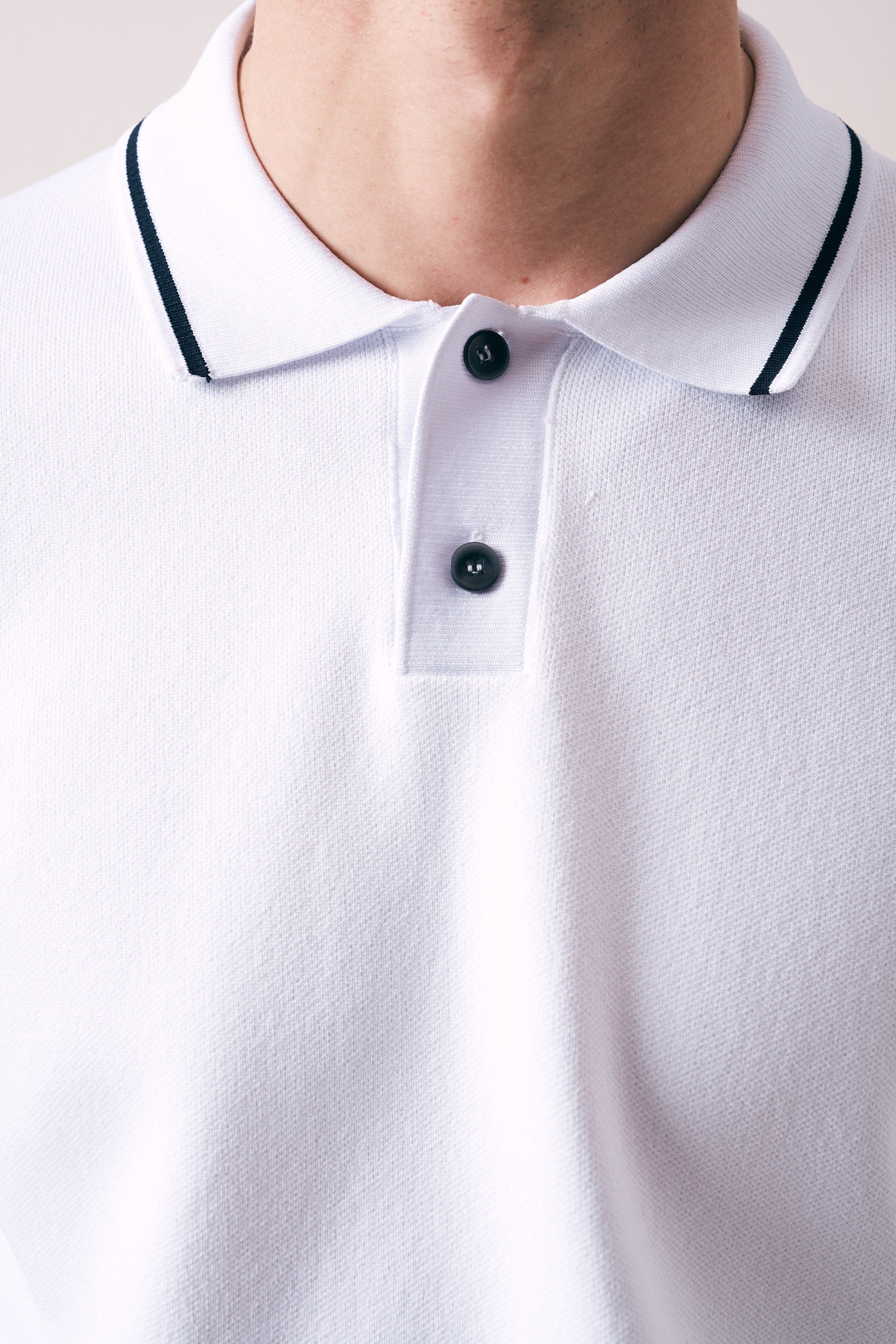 REGULAR FIT YAKA KOL DETAYLI DÜĞMELİ POLO TRİKO T-SHIRT