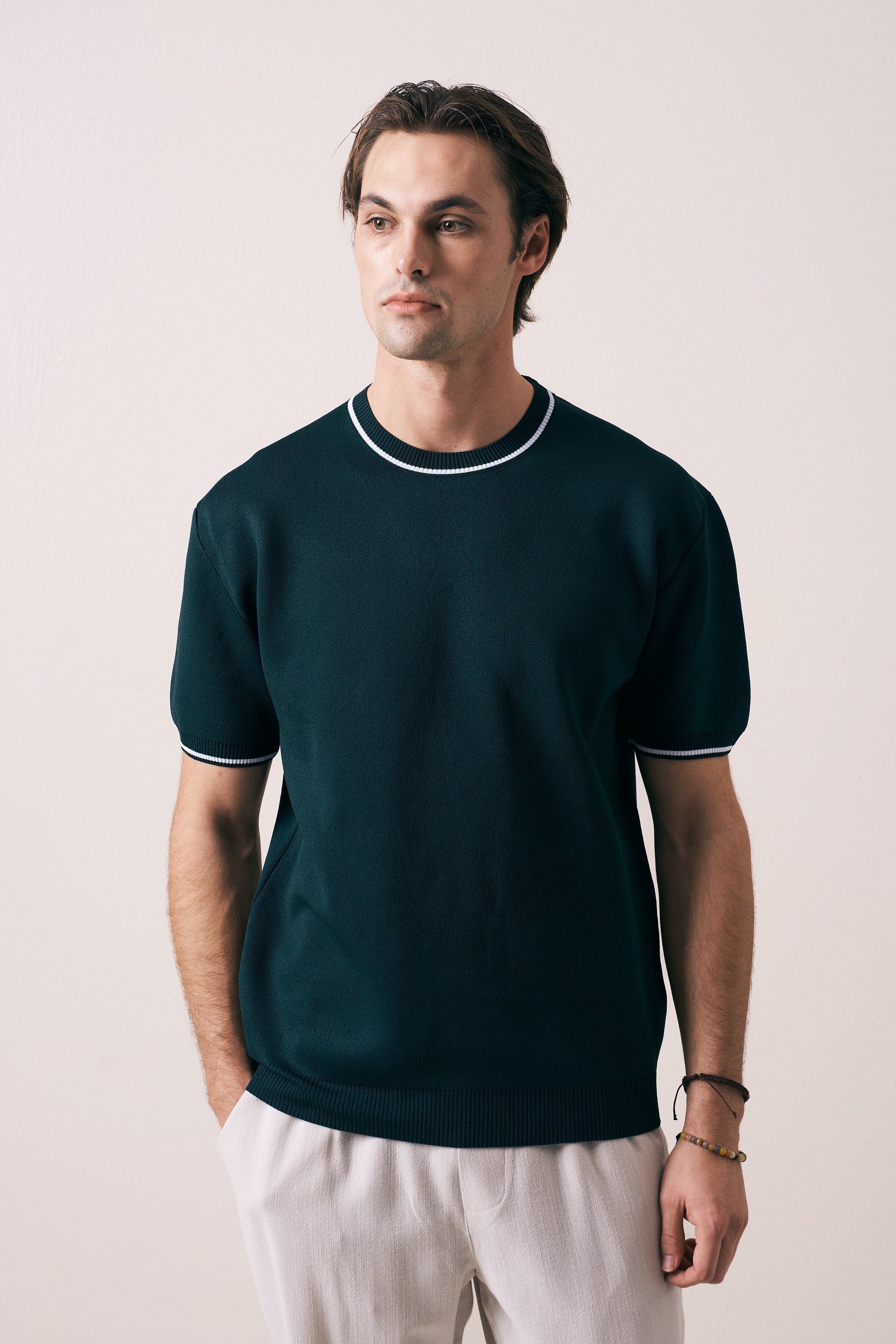 REGULAR FIT YAKA KOL DETAYLI TRİKO T-SHIRT 