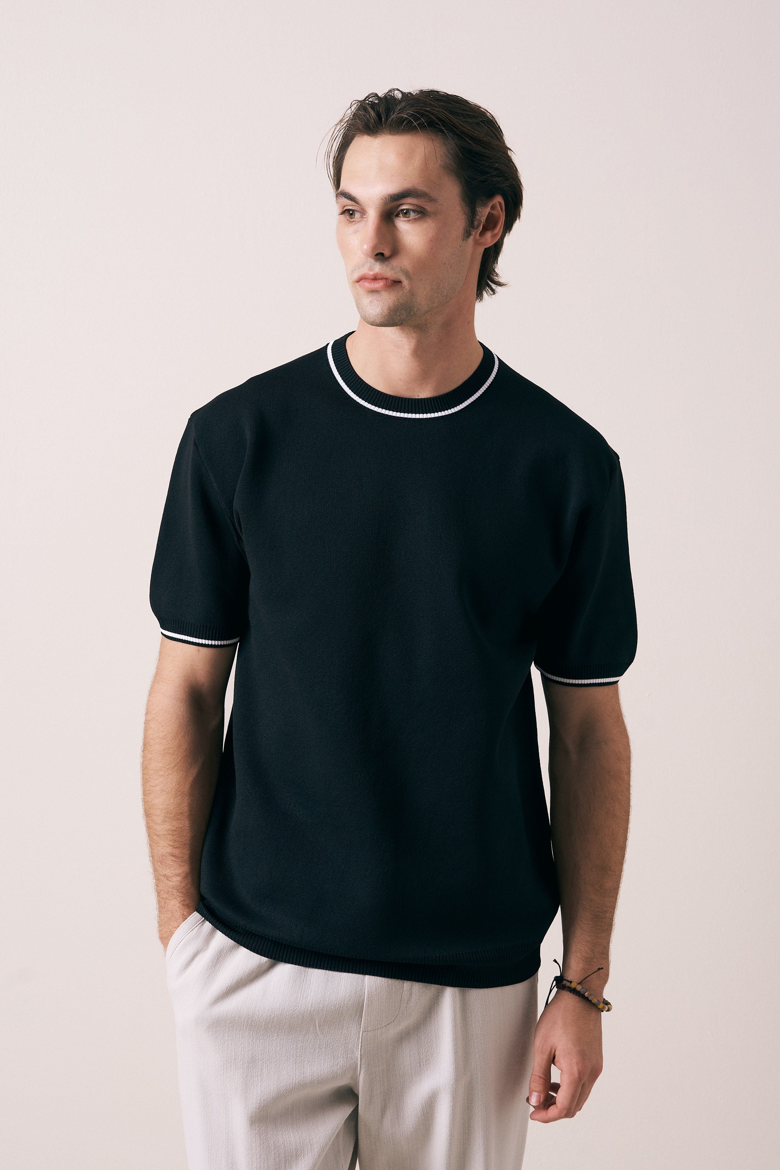REGULAR FIT YAKA KOL DETAYLI TRİKO T-SHIRT 