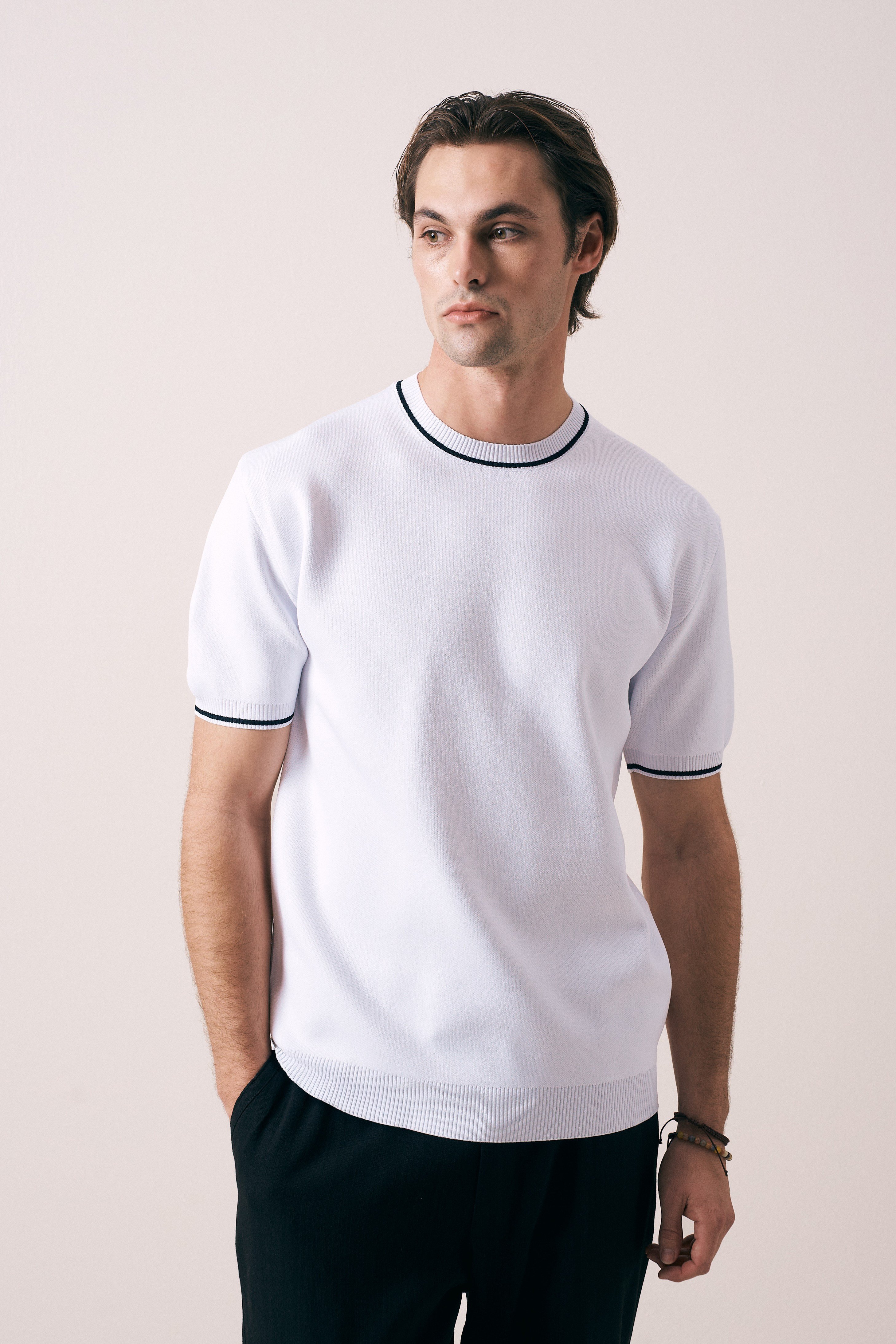 REGULAR FIT YAKA KOL DETAYLI TRİKO T-SHIRT 