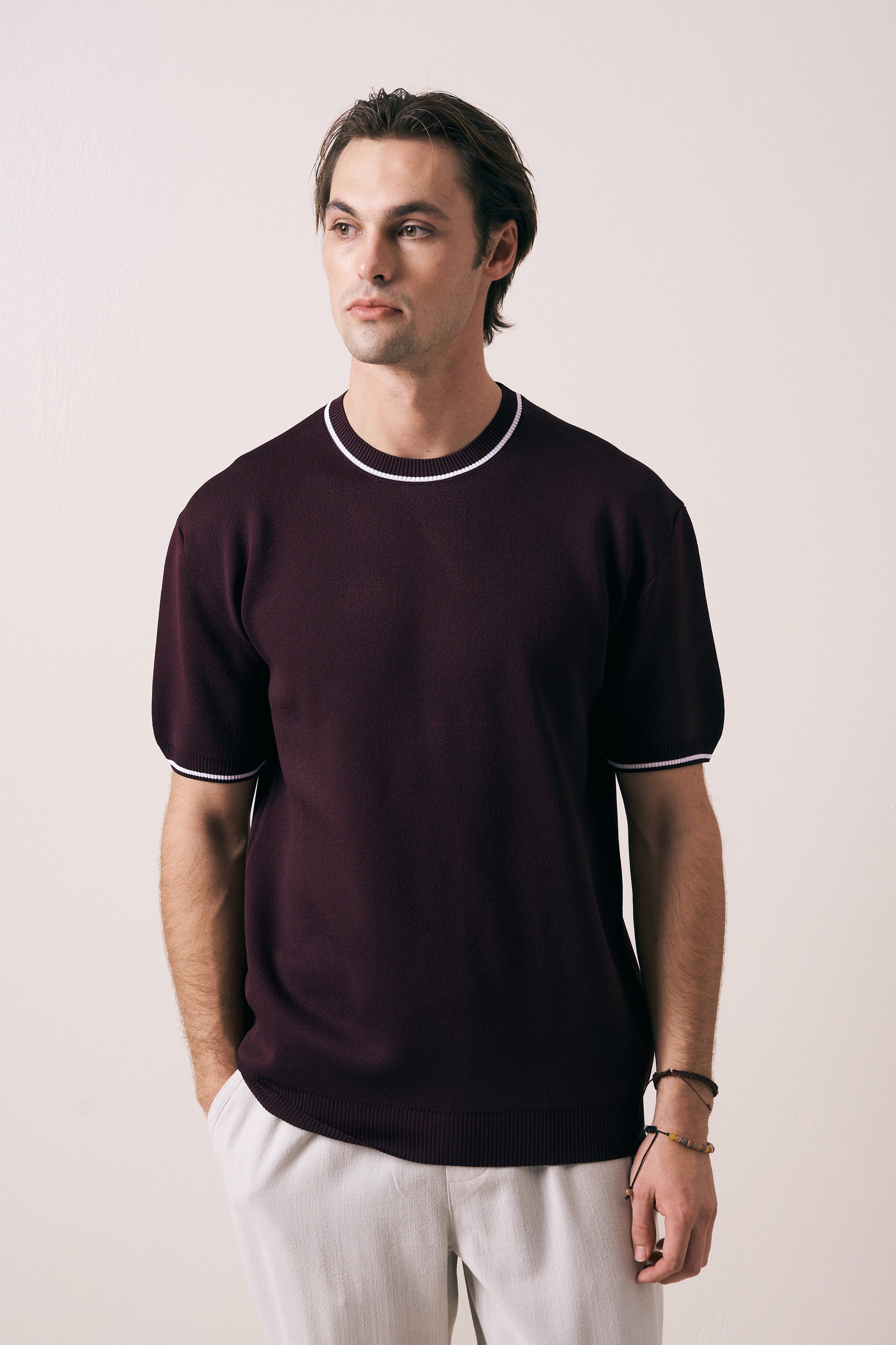 REGULAR FIT YAKA KOL DETAYLI TRİKO T-SHIRT 