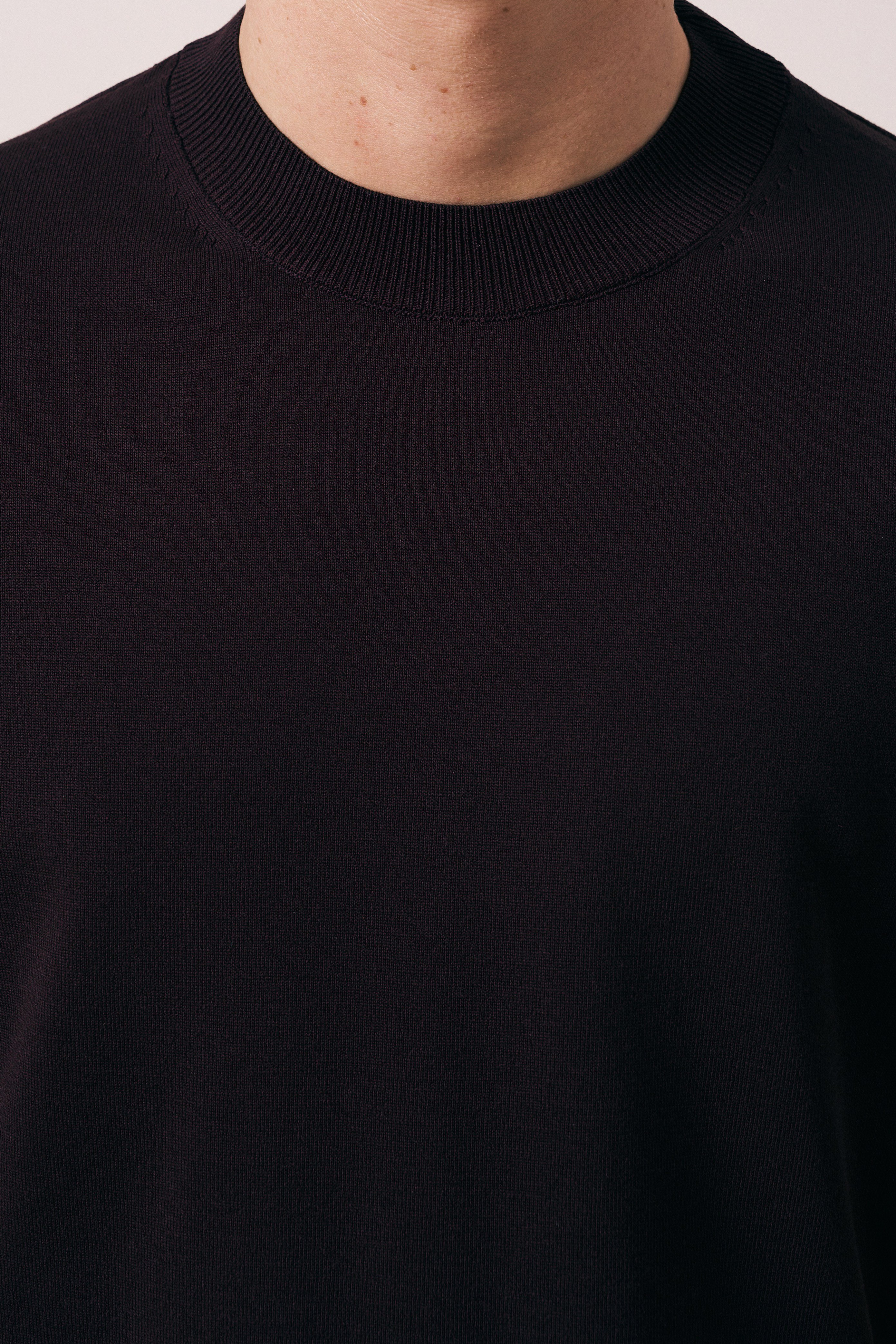 REGULAR FIT YÜKSEK YAKA TRİKO T-SHIRT