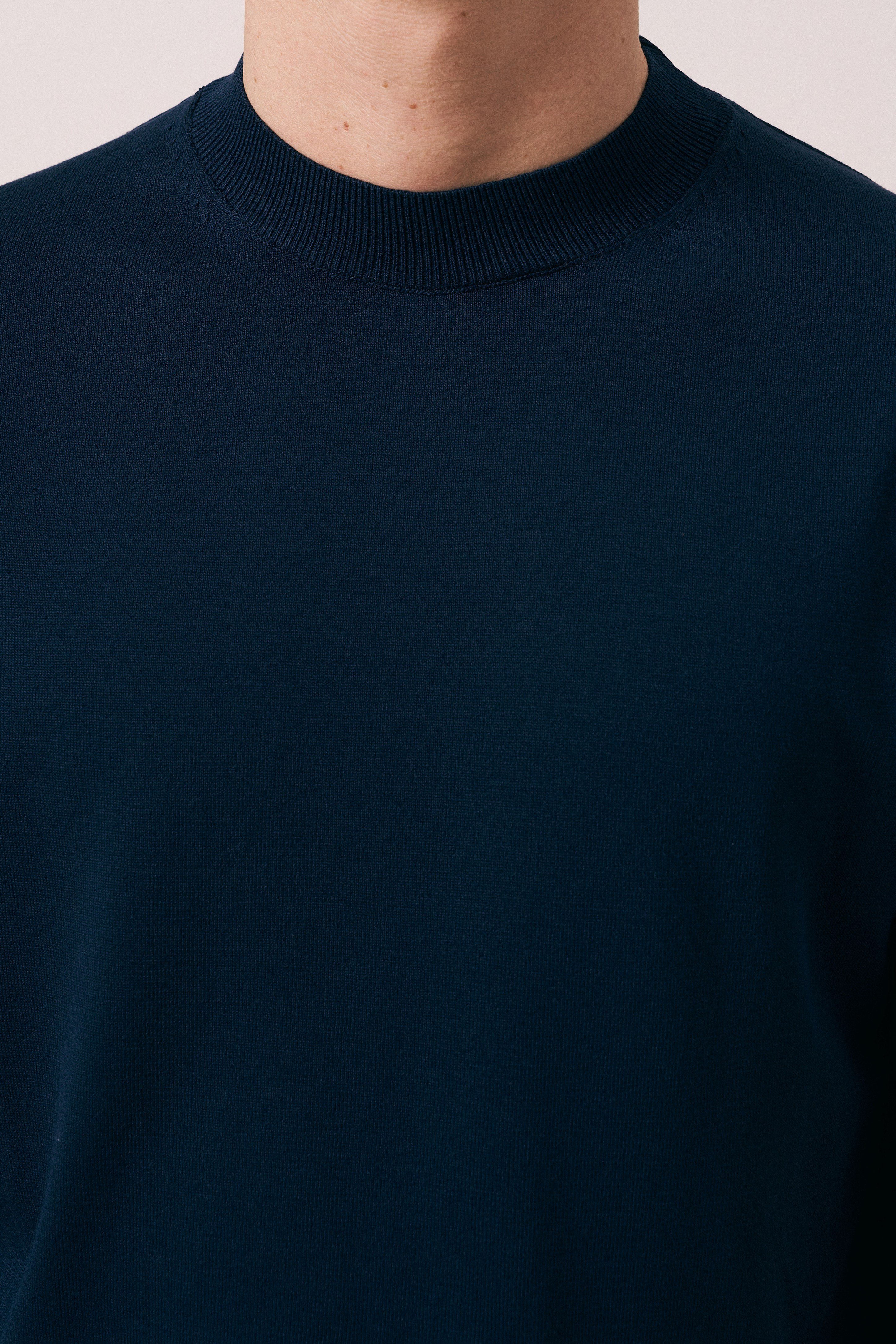 REGULAR FIT YÜKSEK YAKA TRİKO T-SHIRT