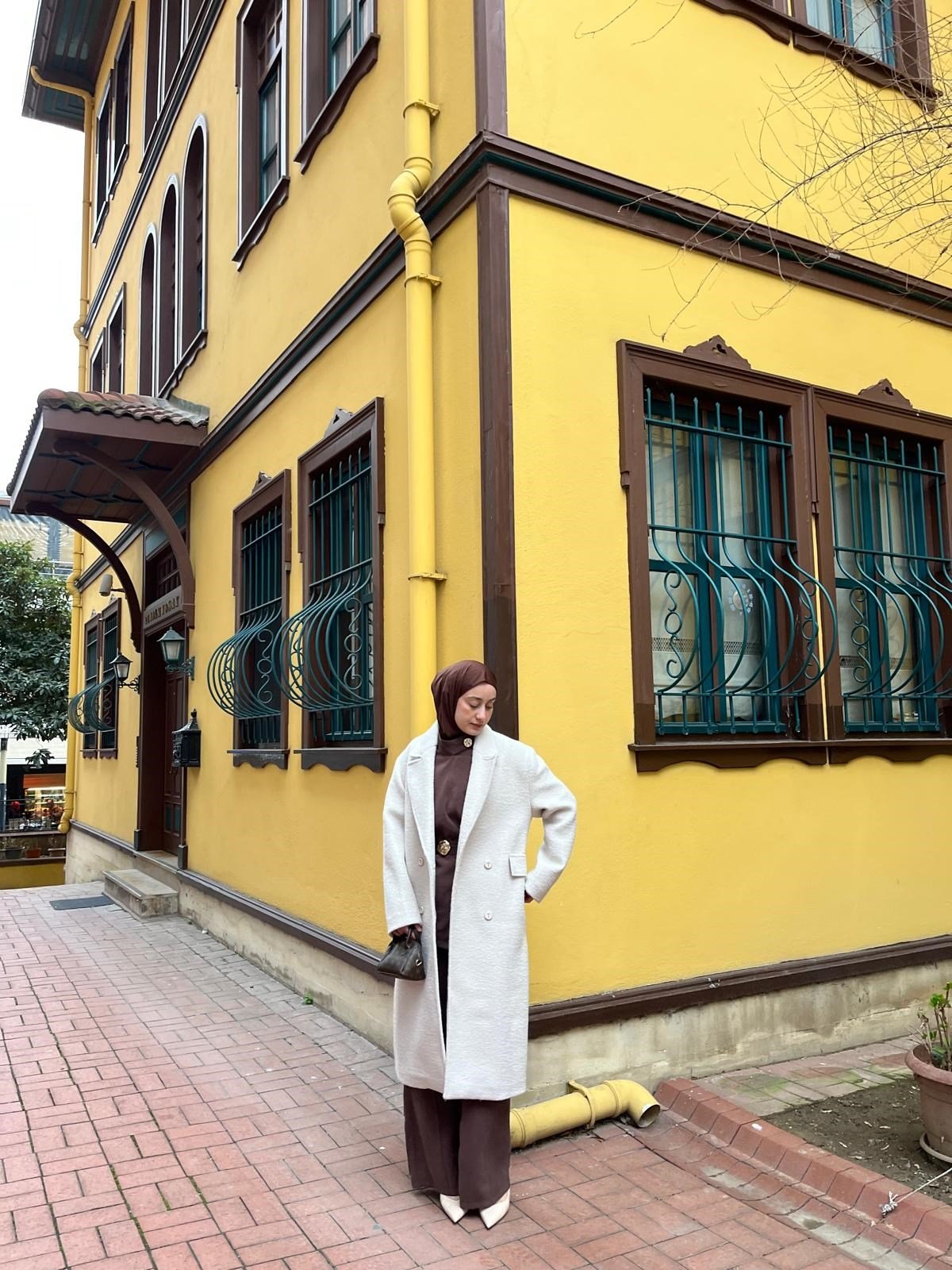 Kase Dokulu Klasik ve Zarif Kruvaze Kaban Şıklık ve Sıcaklık Bir Arada Krem