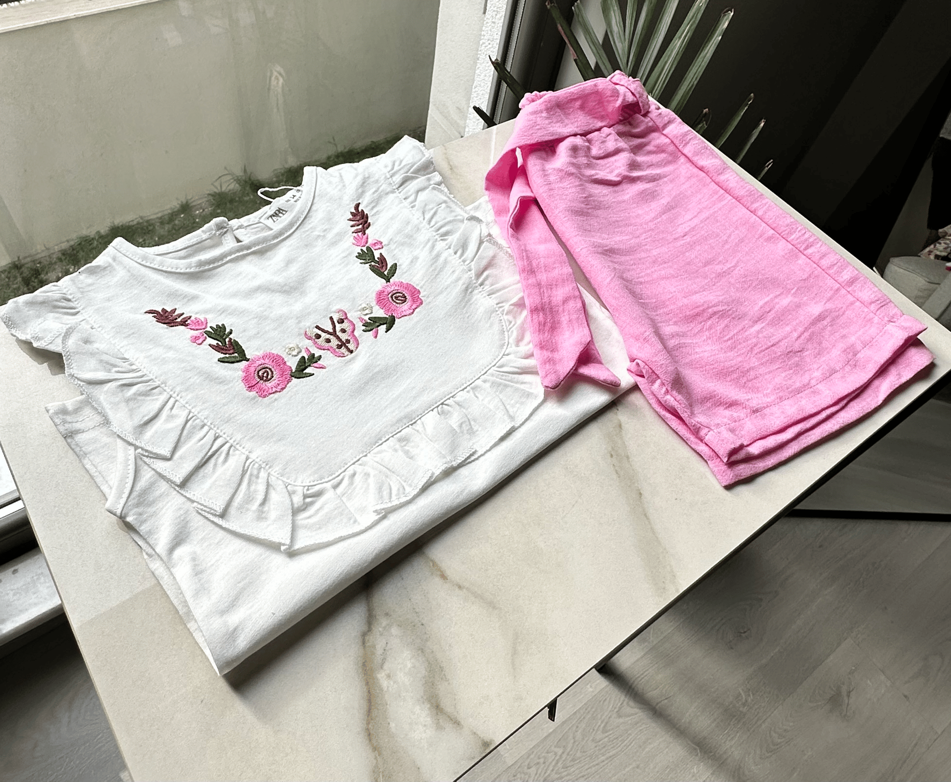 Çiçek Nakışlı Fırfırlı Bluz ve Pembe Keten Şort Takım