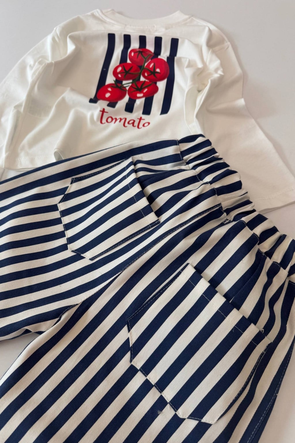 Erkek Çocuk Domates Baskılı Sweatshirt ve Çizgili Gabardin Pantolon