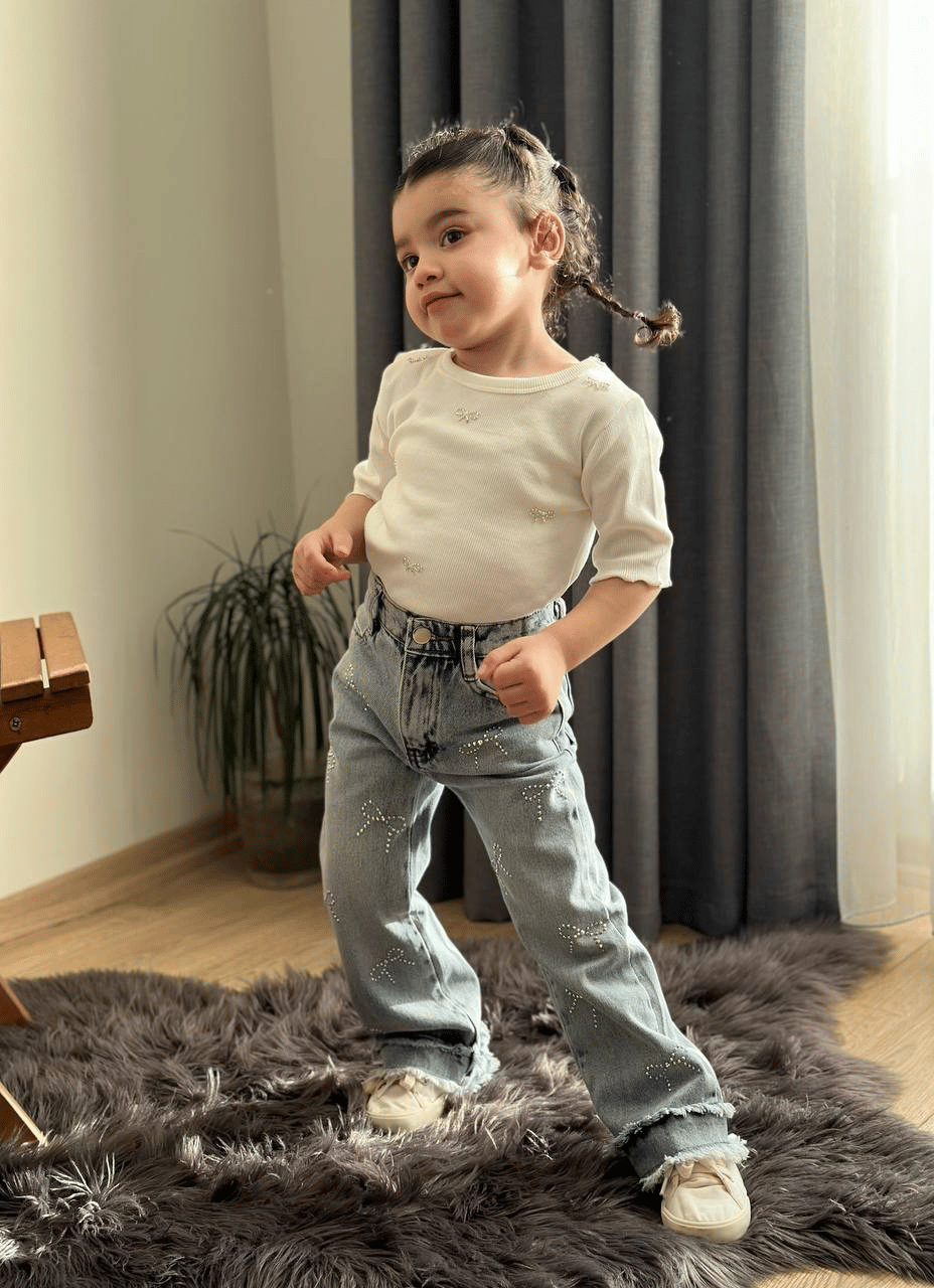 Fiyonk Taş İşlemeli Tişört & Geniş Paça Denim Pantolon Takımı – Kız Çocuk, 3–10 Yaş