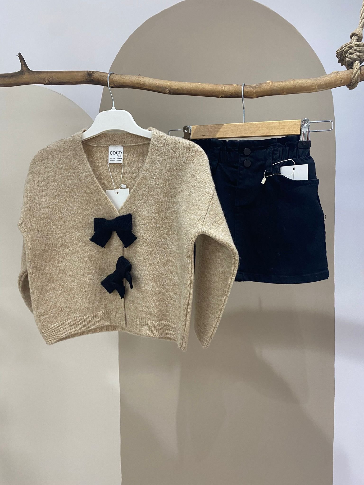 Kurdele Aplikeli Kahve Triko Hırka & Siyah Denim Etek Takımı – Kız Çocuk, 2–8 Yaş