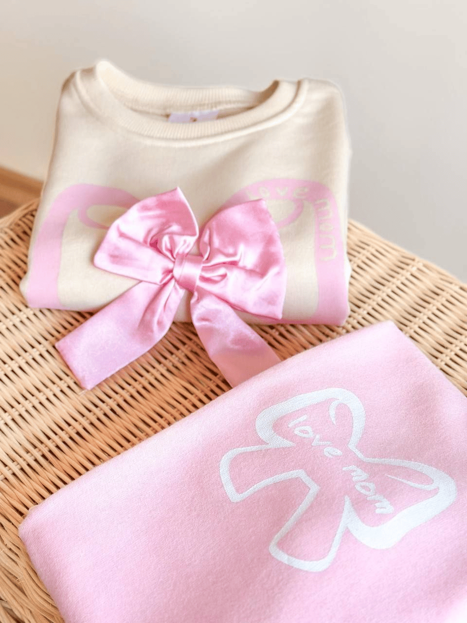 Kurdele Aplikeli Pembe Kız Çocuk Takımı – Sweatshirt & Boru Paça Alt, 2–8 Yaş