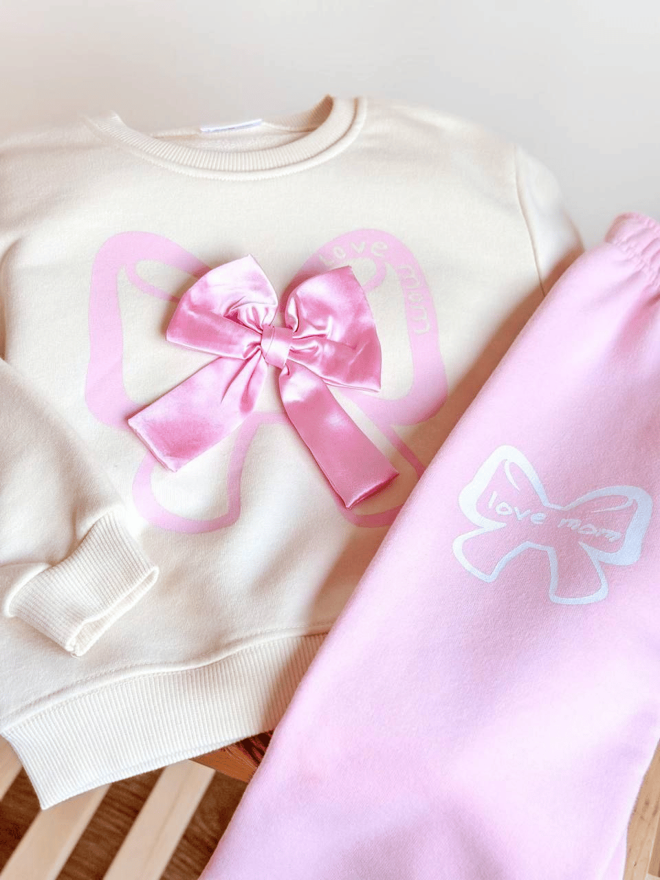 Kurdele Aplikeli Pembe Kız Çocuk Takımı – Sweatshirt & Boru Paça Alt, 2–8 Yaş