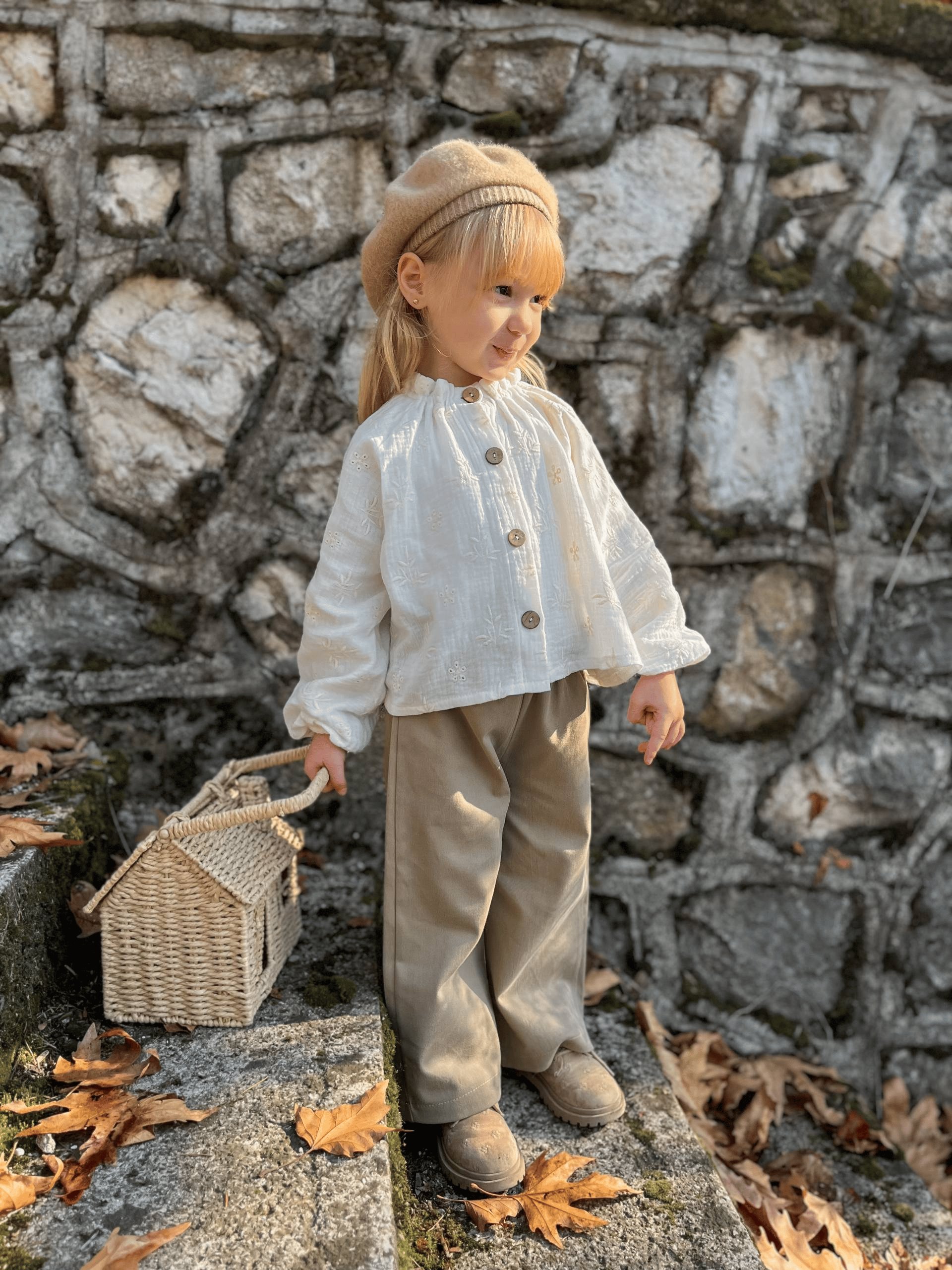 Nakışlı Müslin Gömlek & Gabardin Pantolon Takımı – Kız Çocuk, 2–6 Yaş