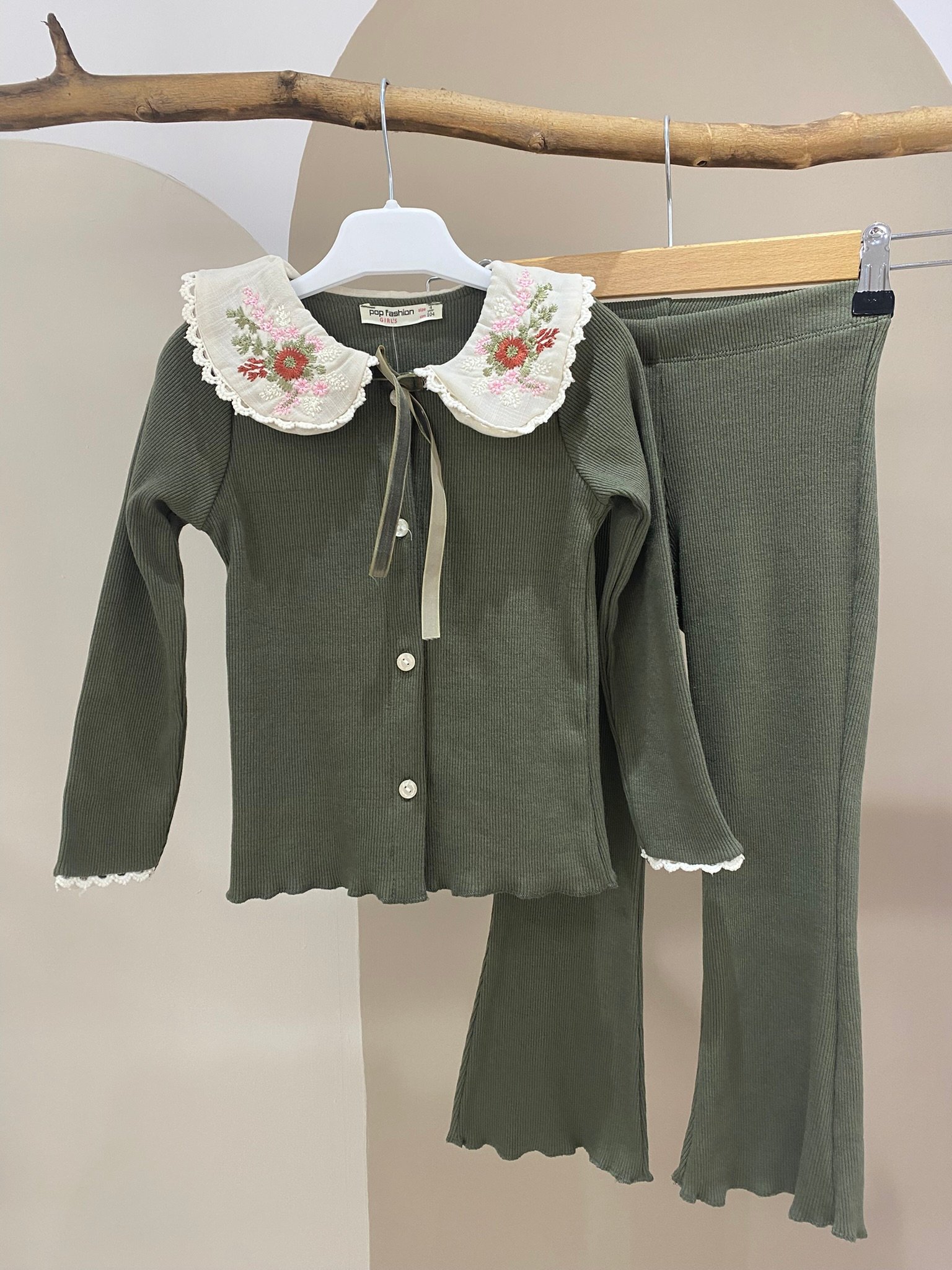 Nakışlı Yakalı Triko Takım – Kız Çocuk, Yeşil, 4–8 Yaş