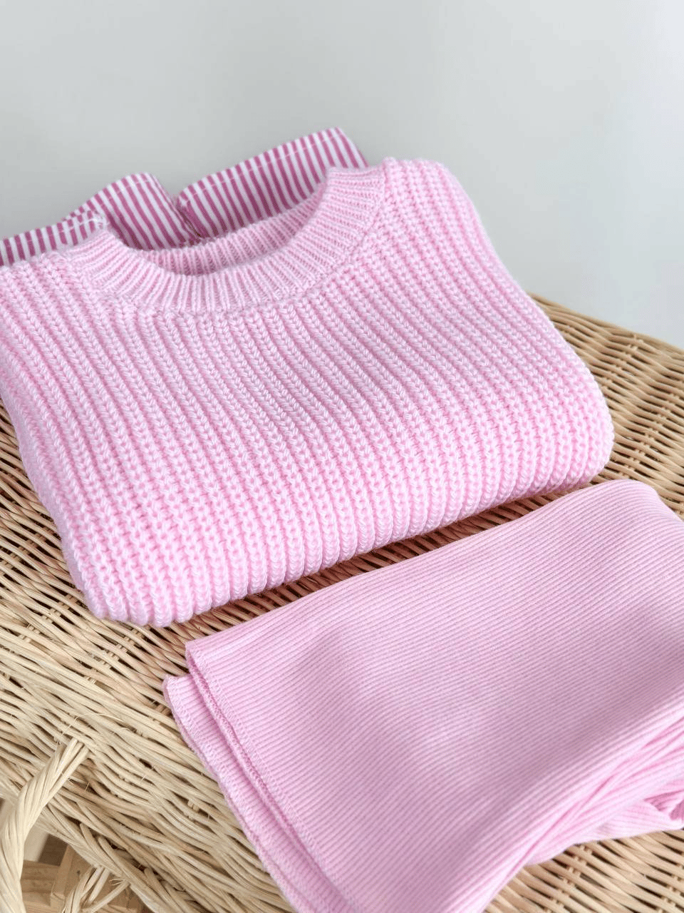 Pembe Fırfır Detaylı Kombin Takım – Örme & Gömlek Kumaş Üst + Boru Paça Alt