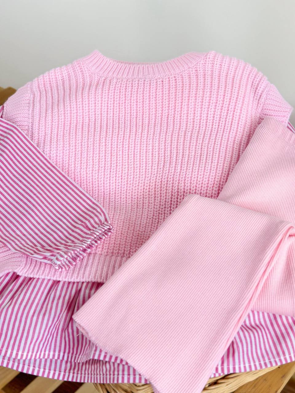 Pembe Fırfır Detaylı Kombin Takım – Örme & Gömlek Kumaş Üst + Boru Paça Alt