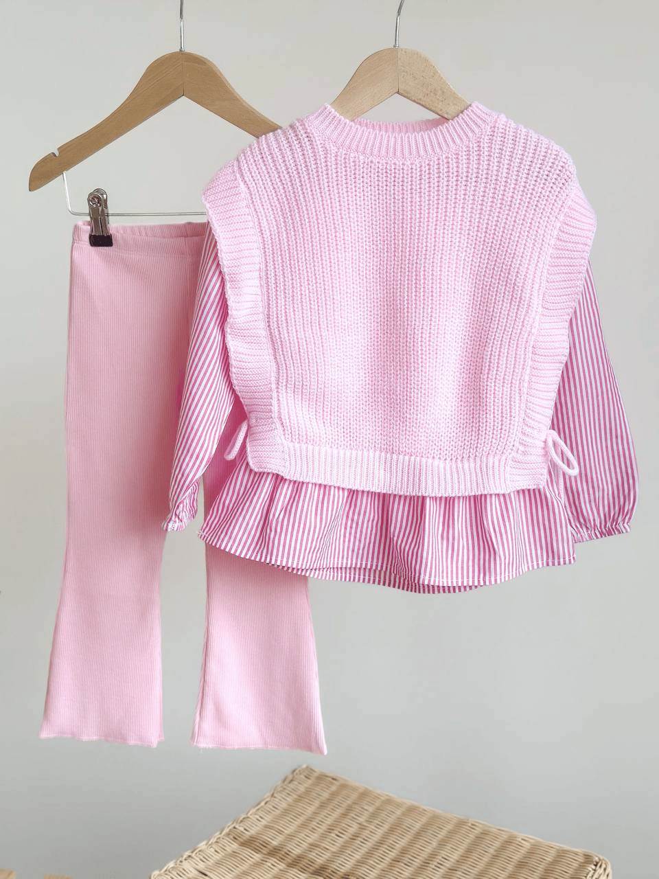 Pembe Fırfır Detaylı Kombin Takım – Örme & Gömlek Kumaş Üst + Boru Paça Alt