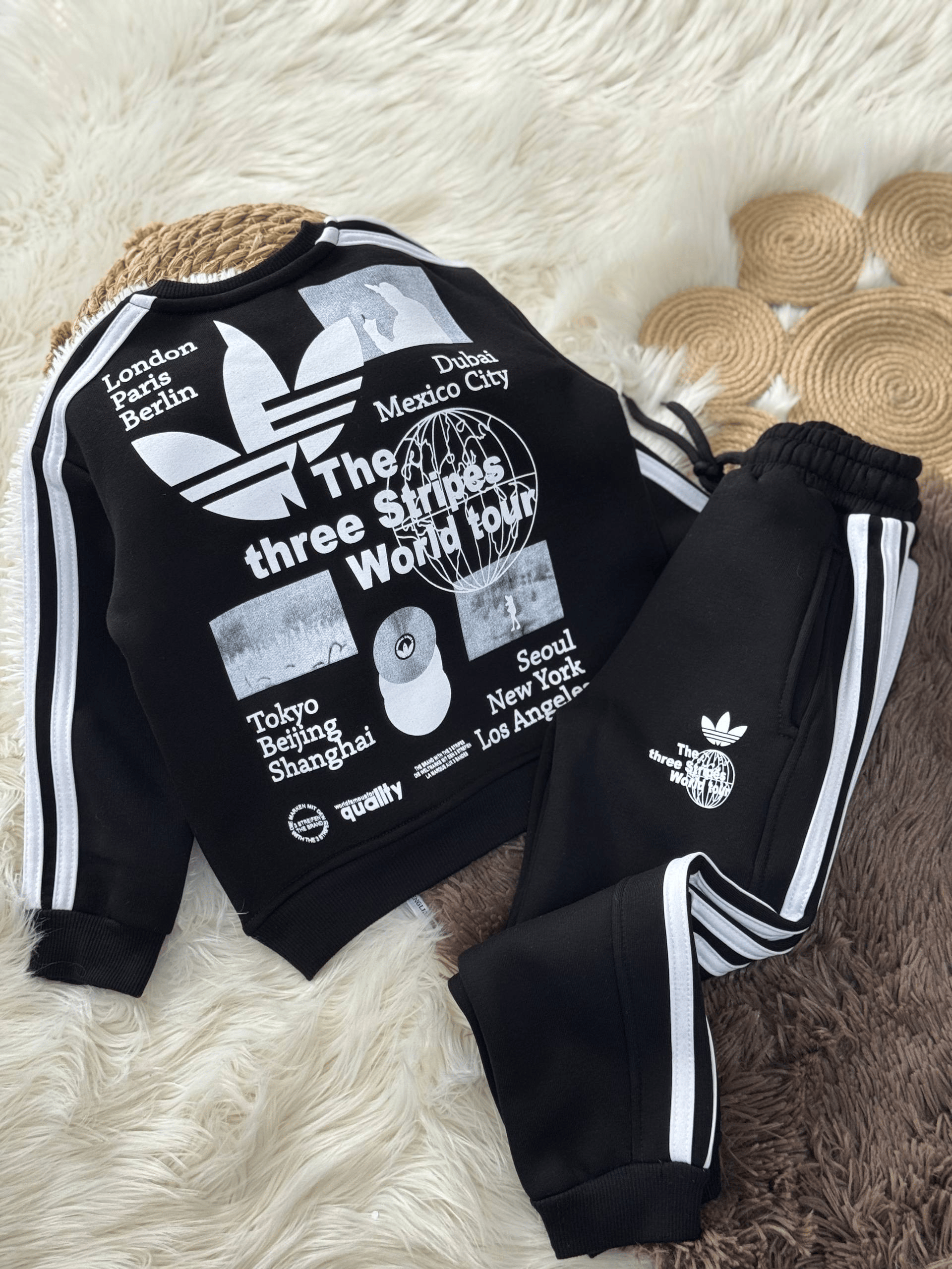 Sırt Baskılı Siyah Takım – Beyaz Çizgili, 3 İplik Şardonlu, Unisex, 3–8 Yaş