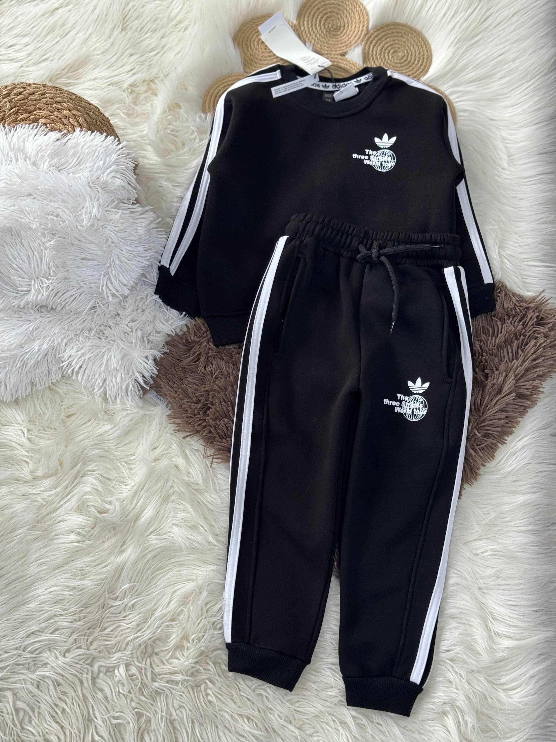 Sırt Baskılı Siyah Takım – Beyaz Çizgili, 3 İplik Şardonlu, Unisex, 3–8 Yaş