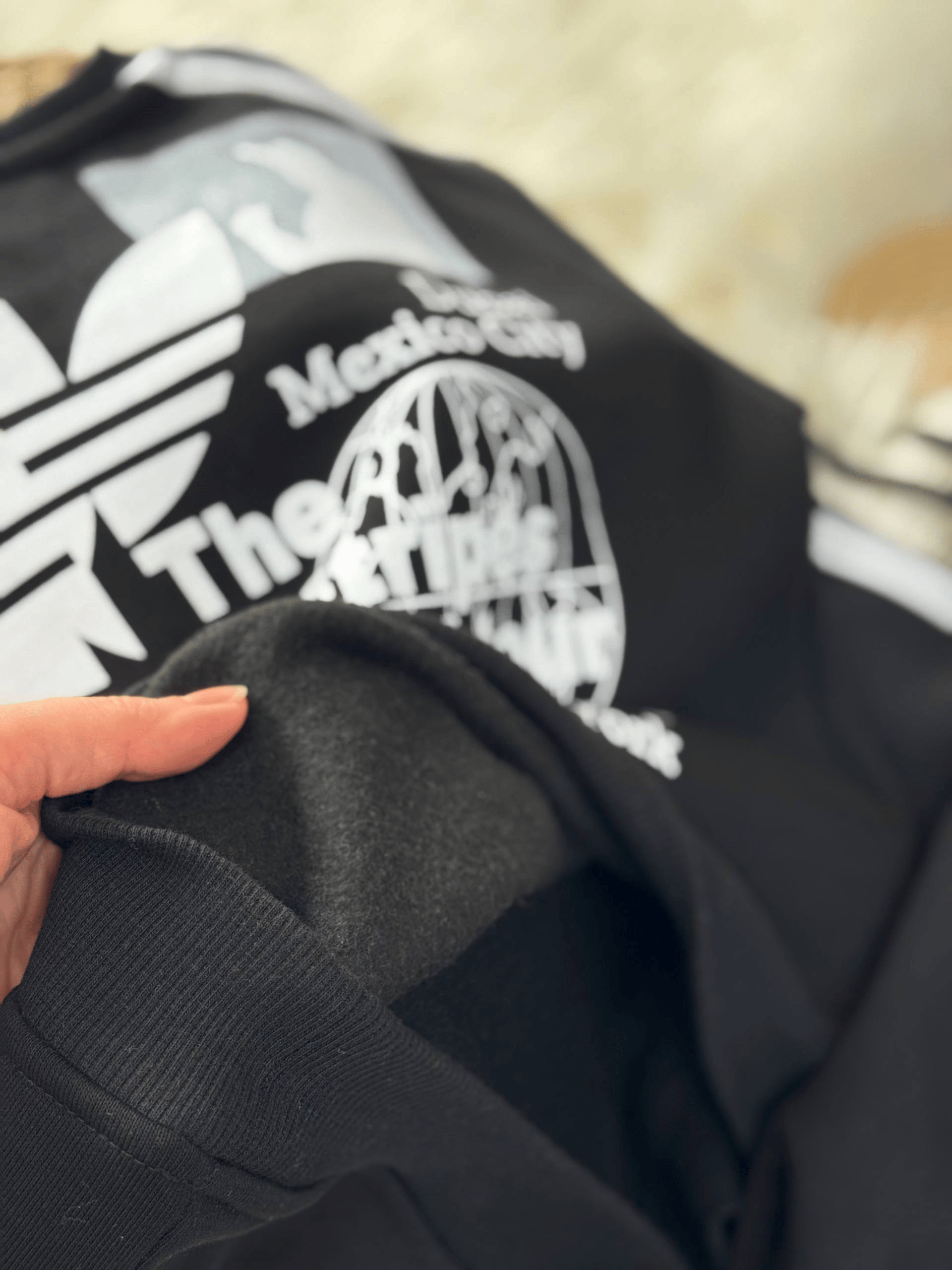 Sırt Baskılı Siyah Takım – Beyaz Çizgili, 3 İplik Şardonlu, Unisex, 3–8 Yaş