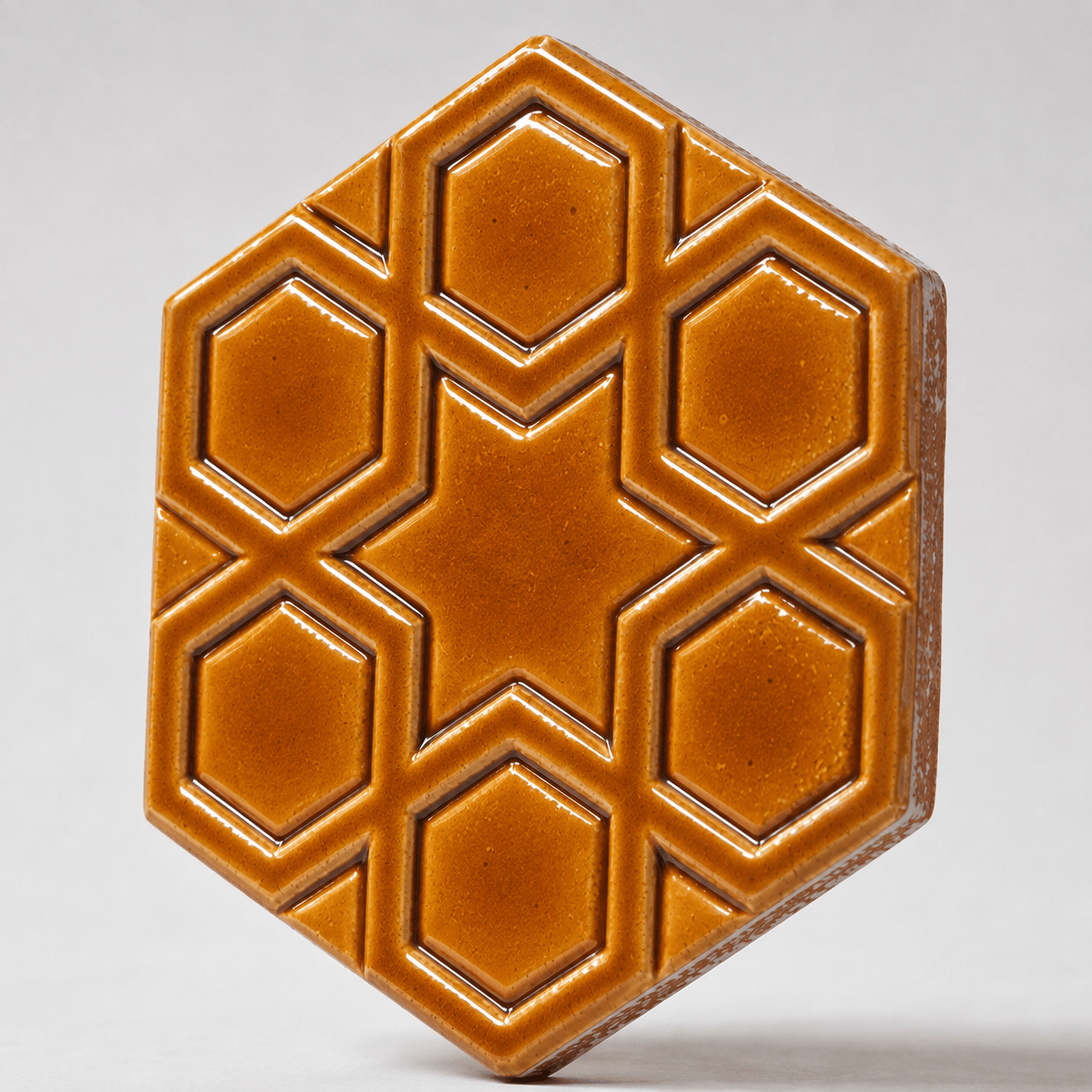 Armada Çini 15x17 Cm Rölyefli Yıldız Karamel Altıgen Seramik