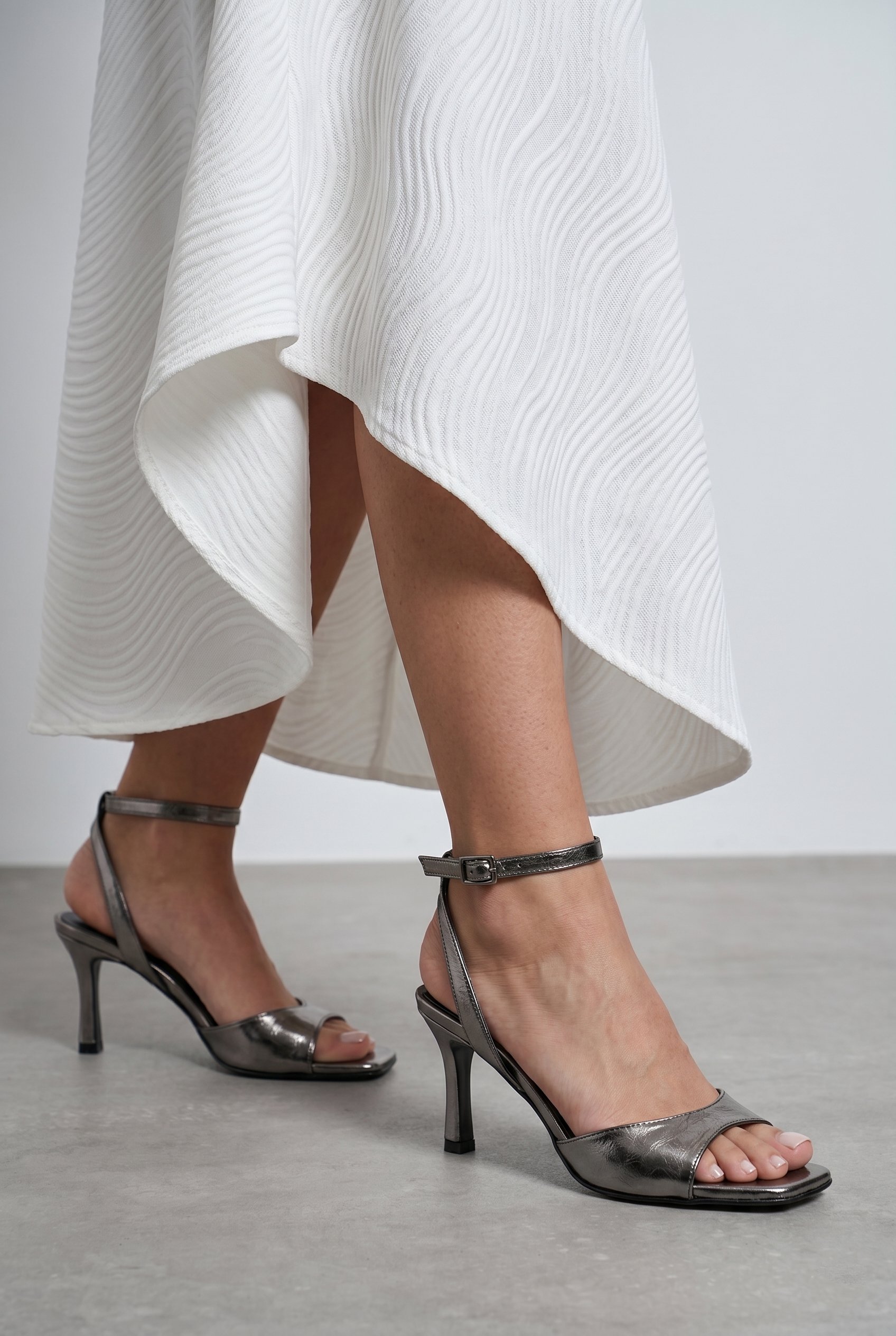  Kadın Platin Bilekten Bağlamalı Küt Burun İnce Topuklu Stiletto Abiye Ayakkabı