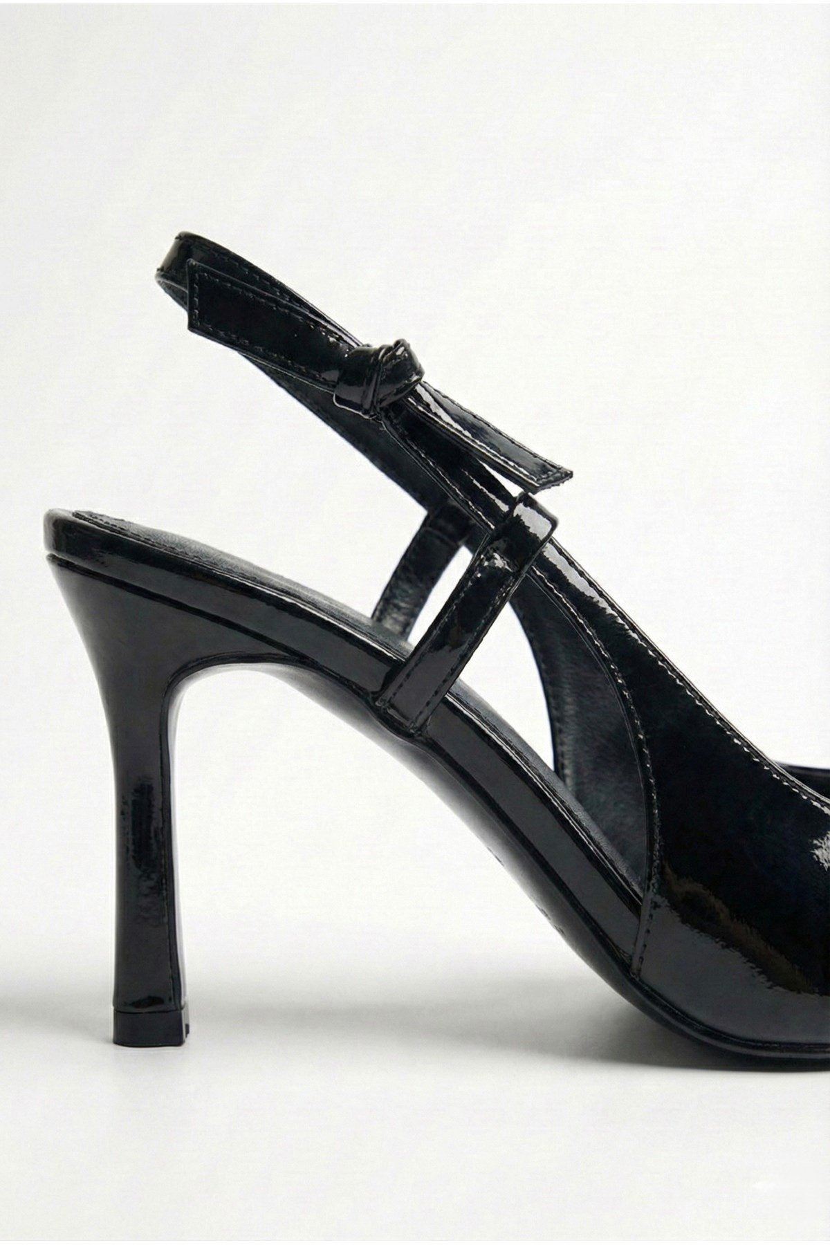 Kadın Rugan Kemerli Kurdeleli Bantlı Sivri Burun İnce Topuklu Stiletto Abiye Ayakkabı