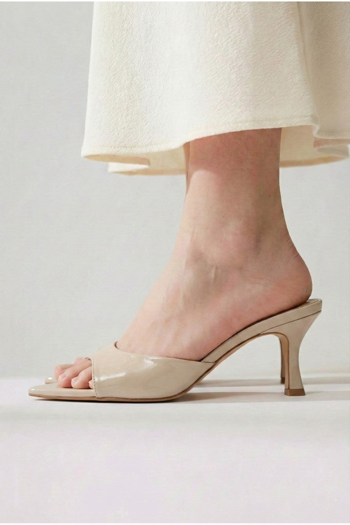 Kadın Rugan Sivri Burun Tek Bantlı İnce Topuklu Stiletto Terlik Abiye Ayakkabı