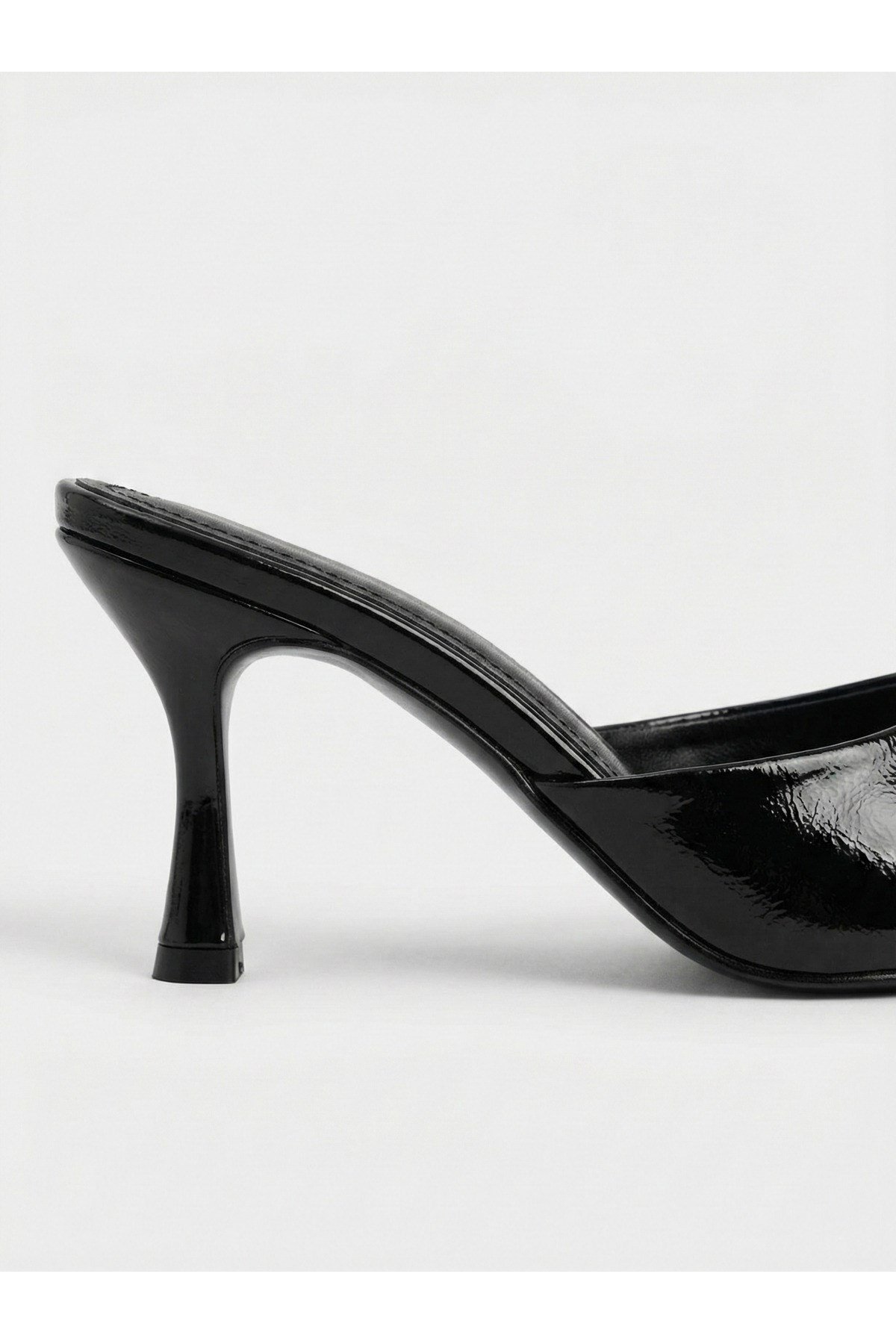 Kadın Rugan Sivri Burun Tek Bantlı İnce Topuklu Stiletto Terlik Abiye Ayakkabı
