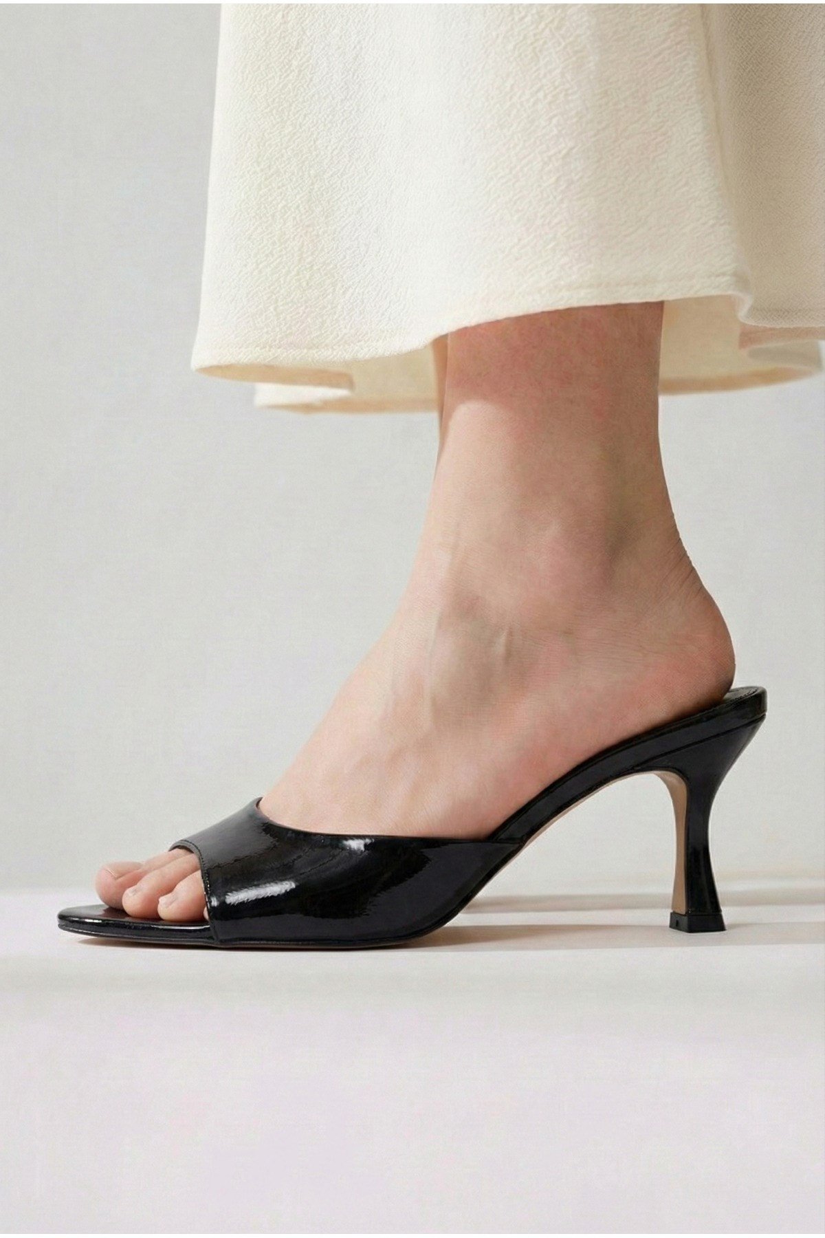 Kadın Rugan Sivri Burun Tek Bantlı İnce Topuklu Stiletto Terlik Abiye Ayakkabı