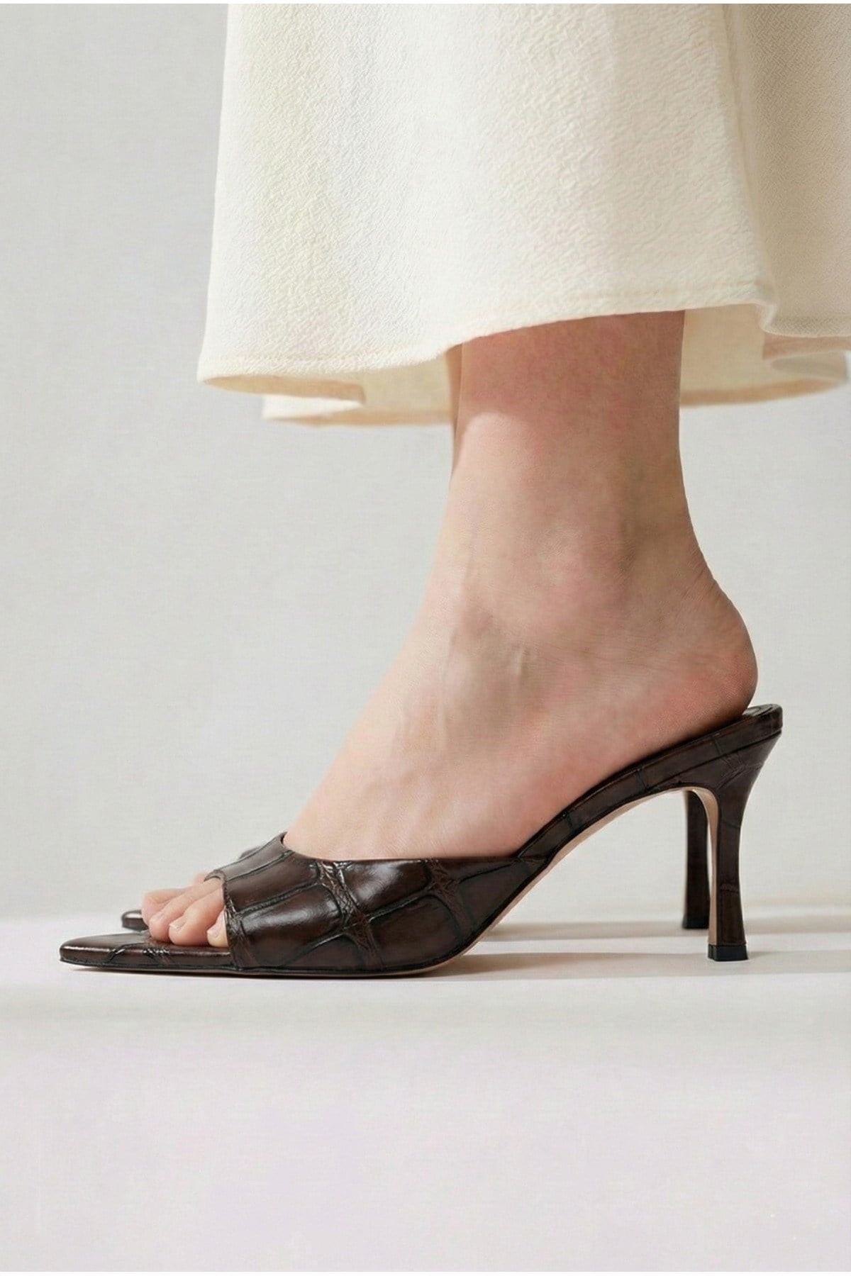 Kadın Rugan Sivri Burun Tek Bantlı İnce Topuklu Stiletto Terlik Abiye Ayakkabı