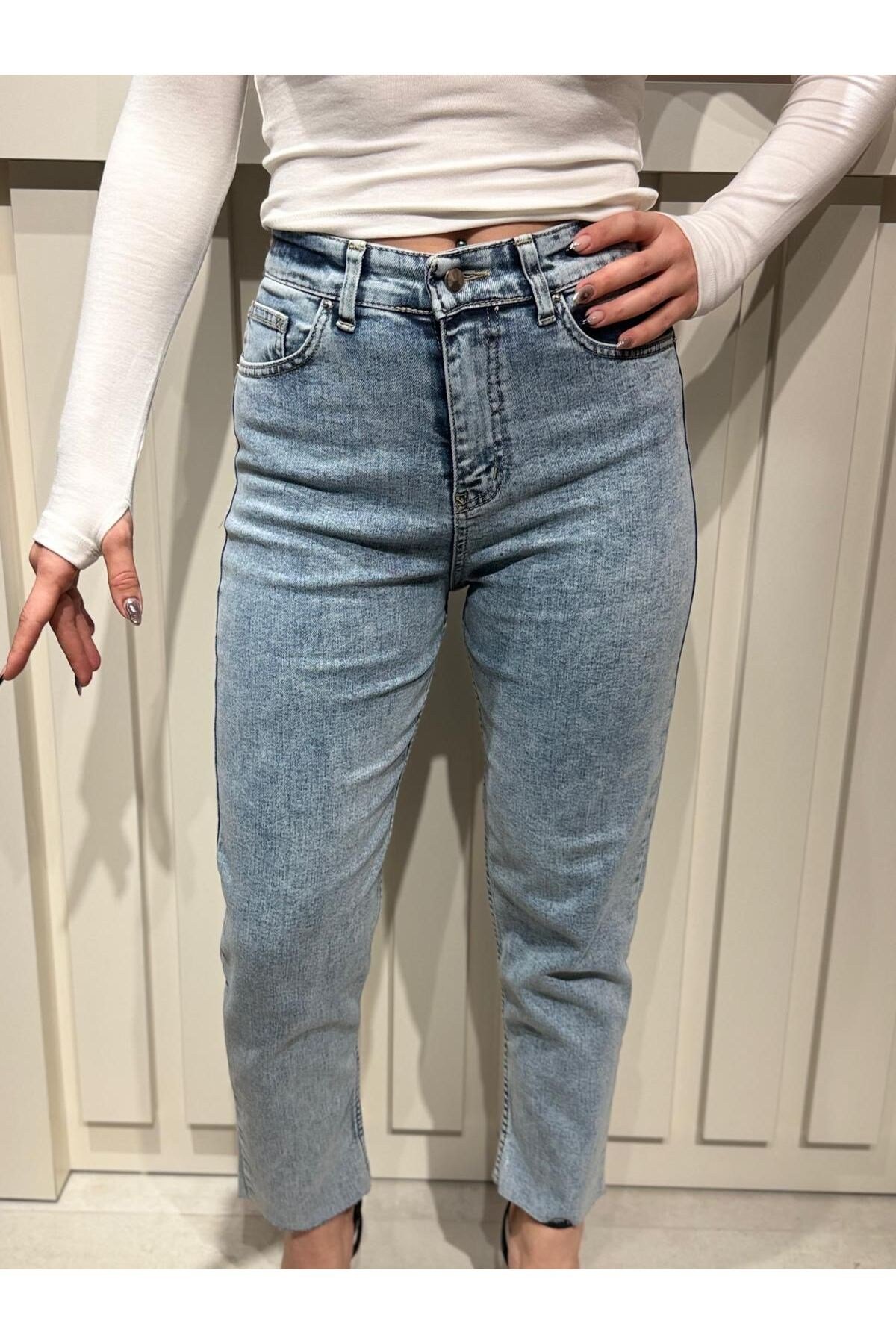 Kadın Açık Mavi Yüksek Bel Mom Fit Kot Pantolon – Günlük Rahat Kesim Jean