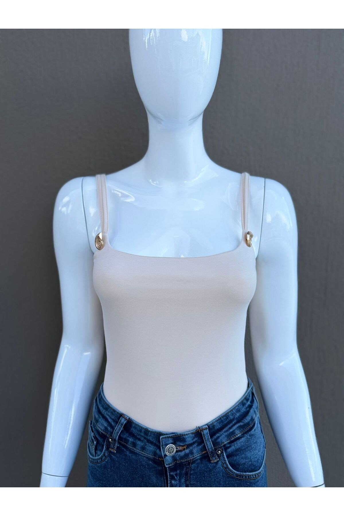 Kadın Askılı Slim Fit Bodysuit Metal Detaylı Şık Yazlık Bodysuit