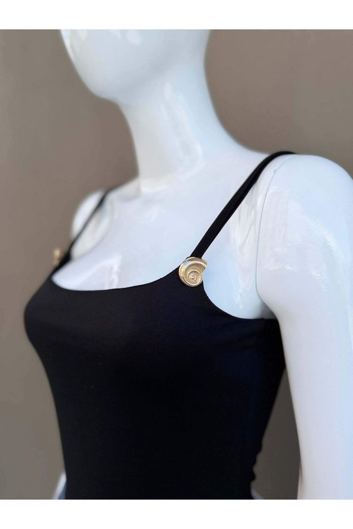 Kadın Askılı Slim Fit Bodysuit Metal Detaylı Şık Yazlık Bodysuit